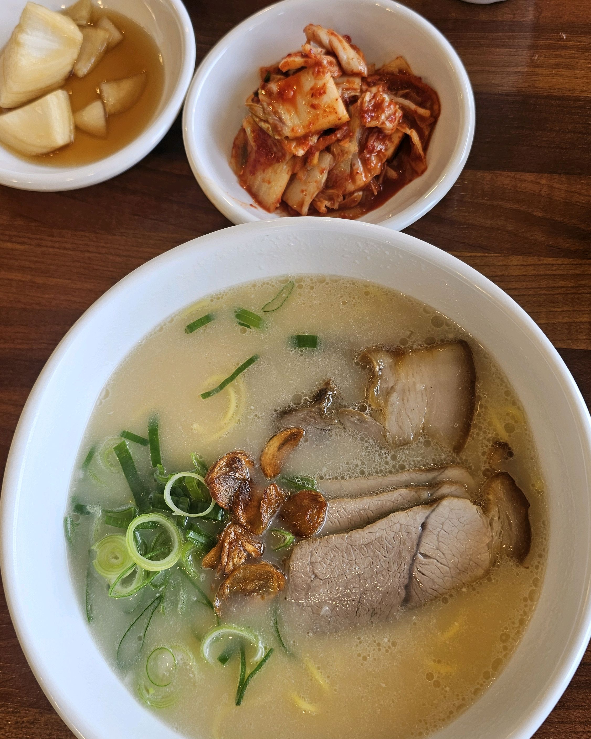 고기국수 마늘이 들어가서 향이 좋고 일단 맛있어서 좋아요. 밥도 셀프로 더 먹을 수 있어서