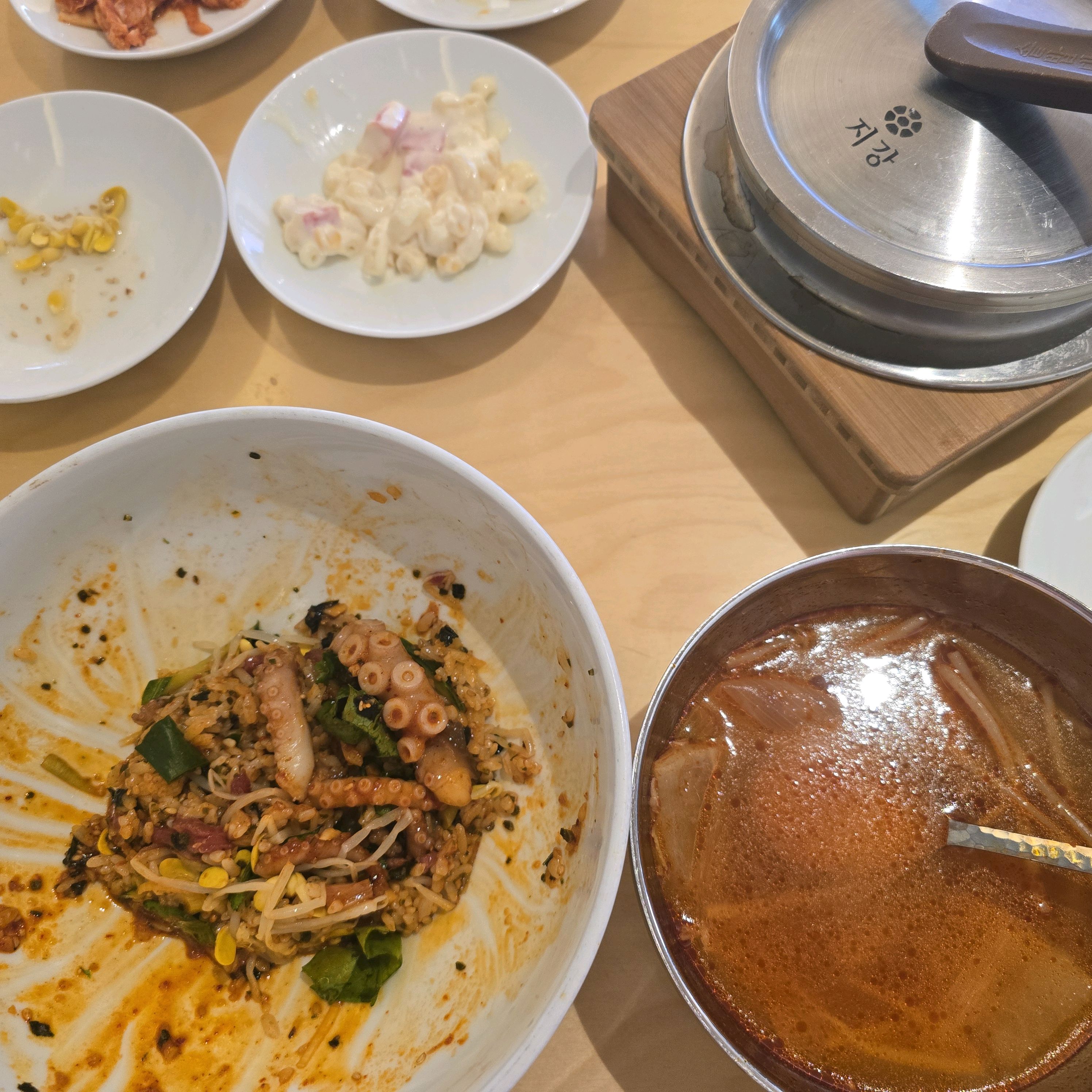 나오자마자 먹느라 바뻐서 중간에 찍었네요. 첫방문에 너무좋아서 세번째 방문입니다. 음식 간