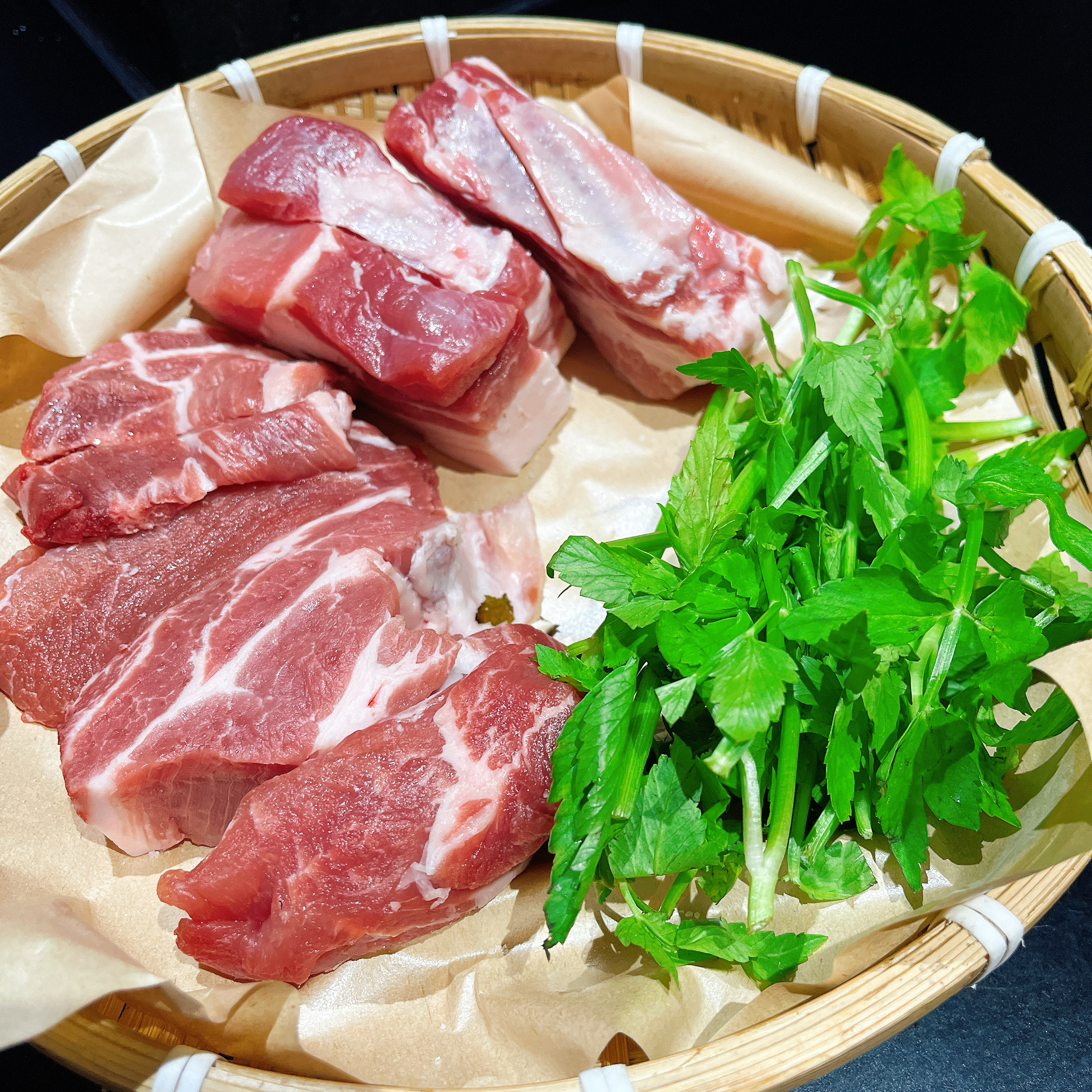 잘구워진 사진을 못찍어서 아쉬운데 고기 정말정말정말 넘넘넘엄 맛있어요 ㅜㅜ 서울에 체인점이