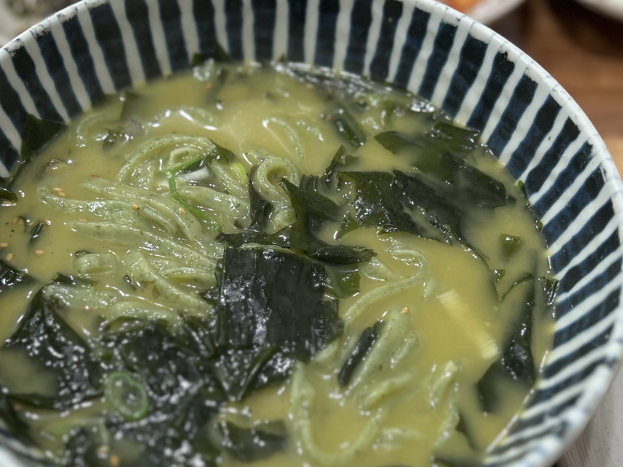 제주도 올 때마다 먹어요! 생각나는 맛입니다~ - 제주 맛집 신제주보말칼국수 제주본점