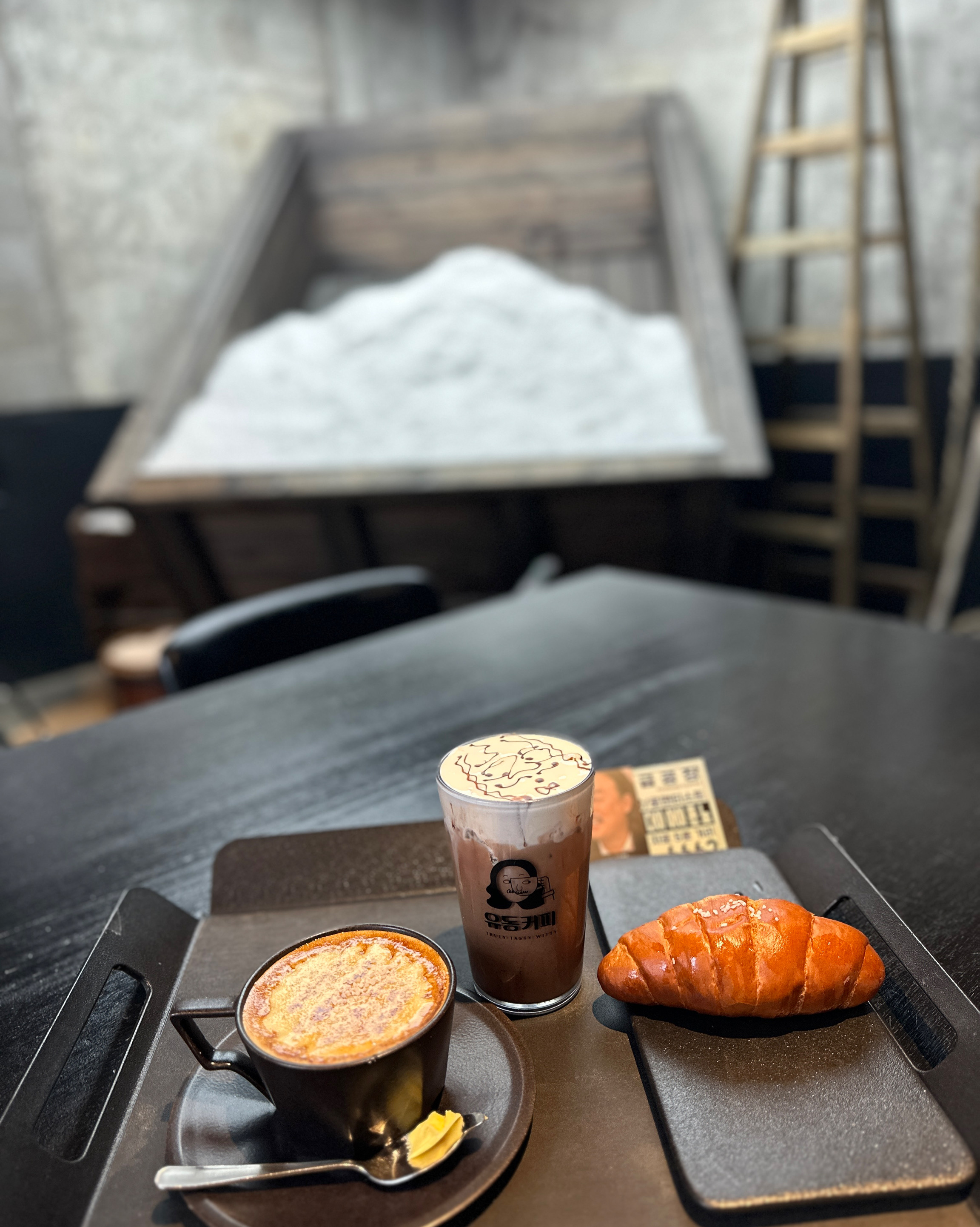 진짜 소문듣고 찾아왔는데 크림브륄레 라떼랑 아이스카페모카 꼭드세요 두번드thㅔ요~☕️ 두잔