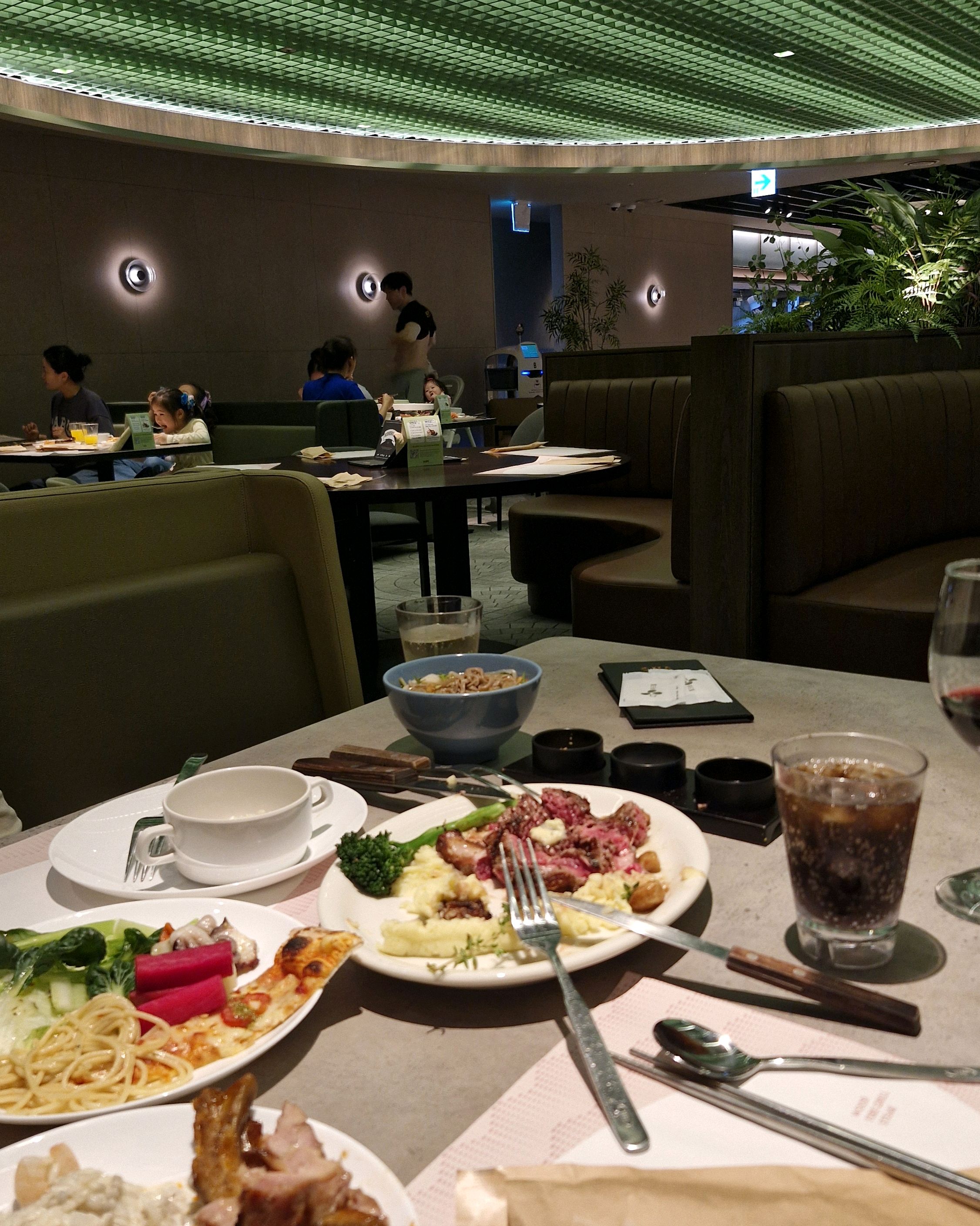 아직 건물이 신축인지 건물 내부가 휑하긴 한데 그래도 넓고 괜찮았어요 - 마곡역 맛집 빕스 마곡 원그로브점