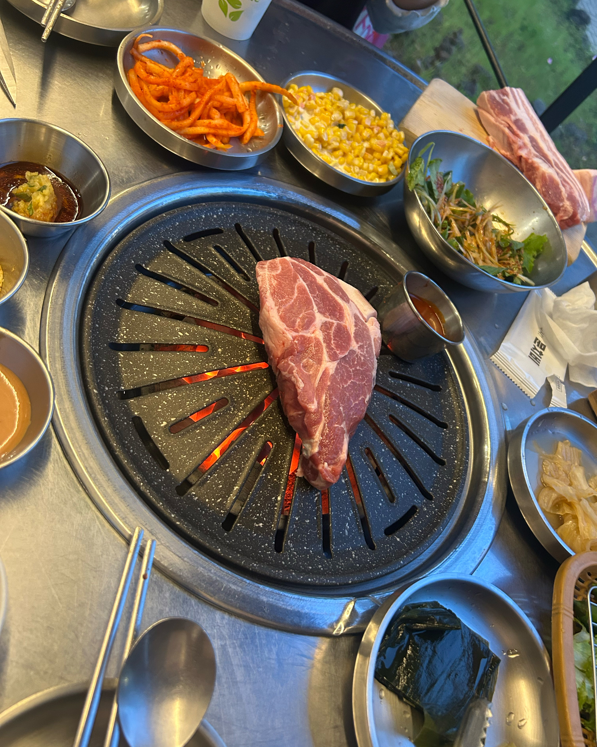 제주도민 맛집이라는 소문 듣고 찾아왔는데 기대보다 더 맛있어요😍😍 반찬,고기,사이드 메뉴들