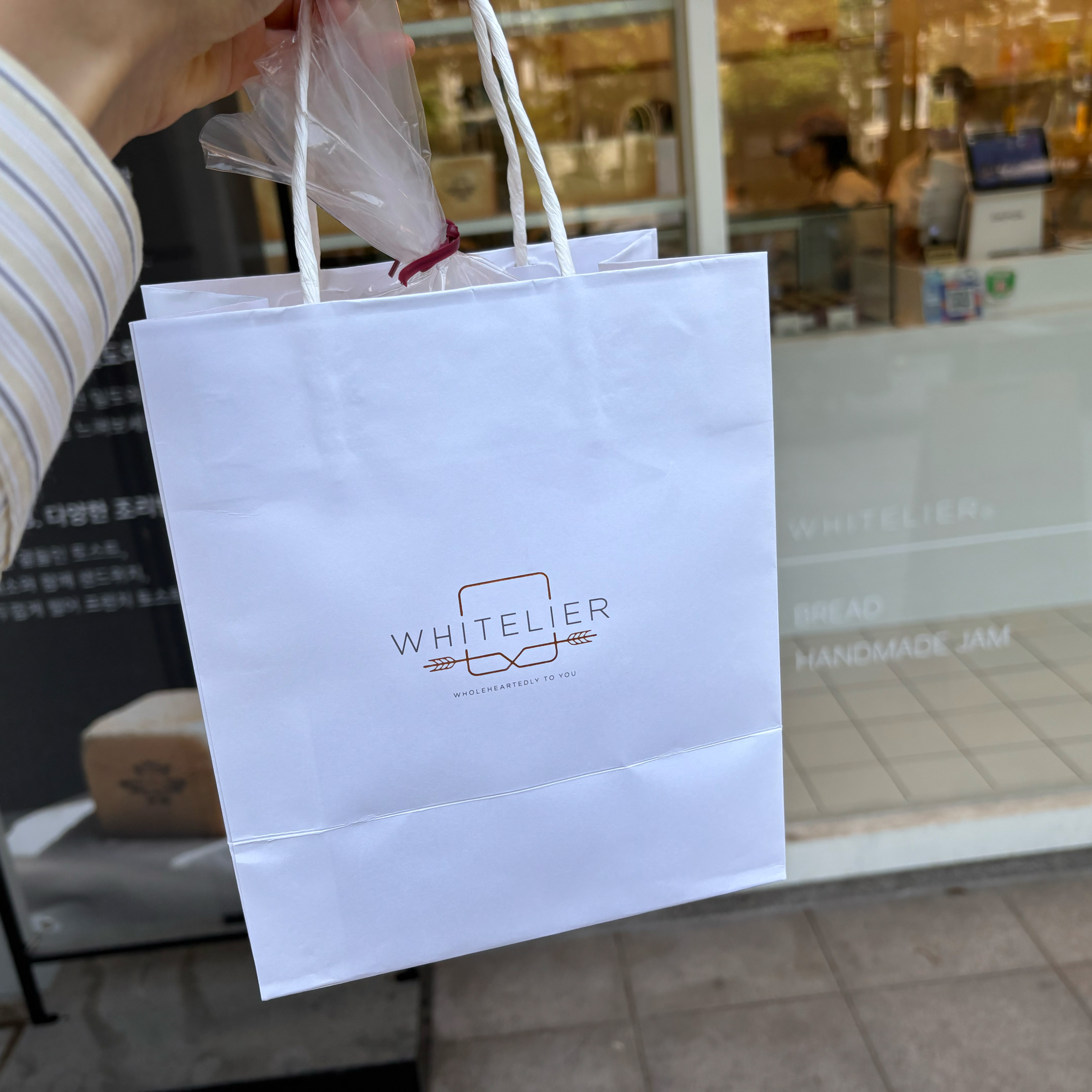 예약픽업이 있어서 편하네요! 빵은 부드러워요. 특유의 버터향이 많이 나고 부드러운 식빵재질