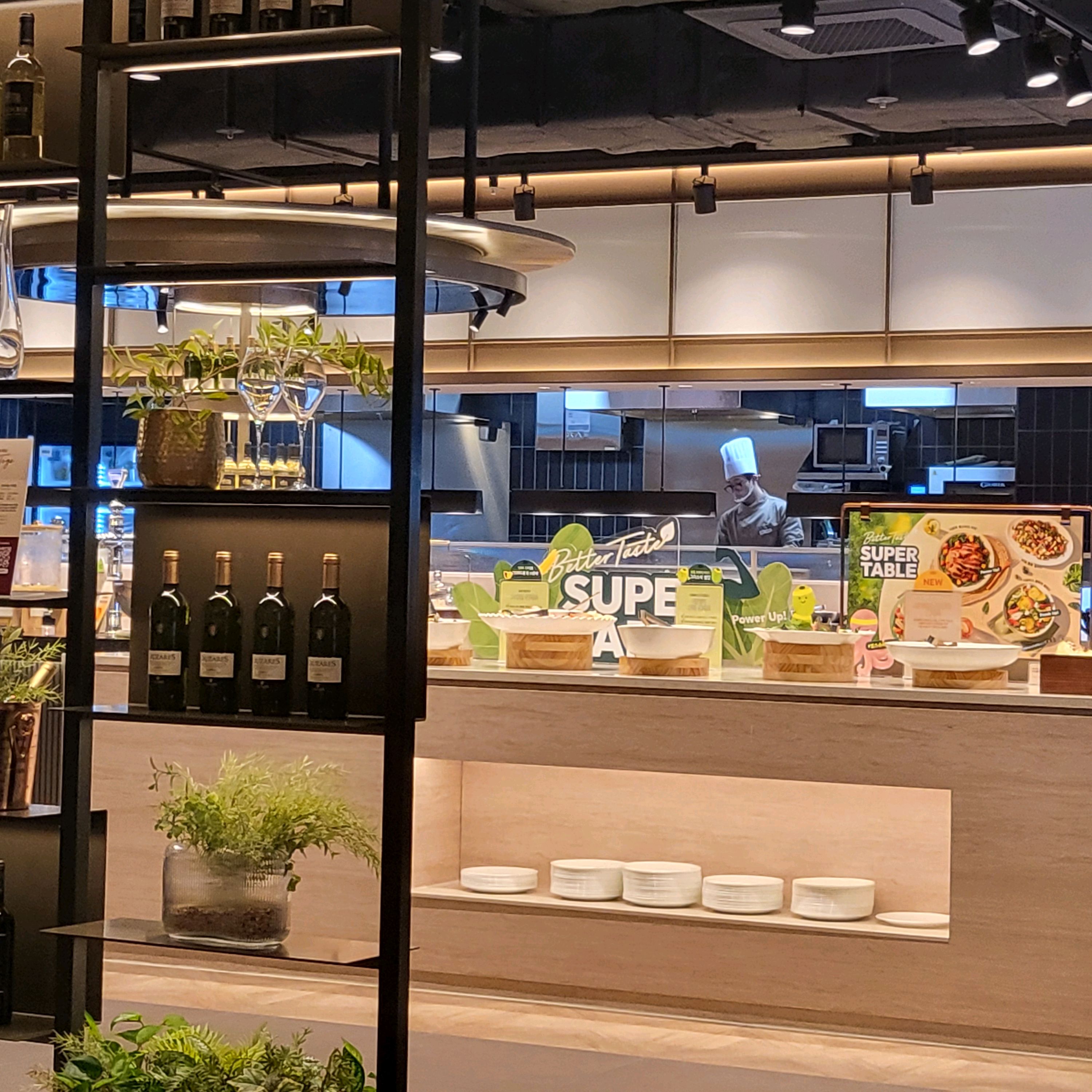 오픈하였다고 해서 남친이랑 저녁먹으러 왔는데 커플세트 괜찮았습니다 샐러드바 또한 깔끔하게