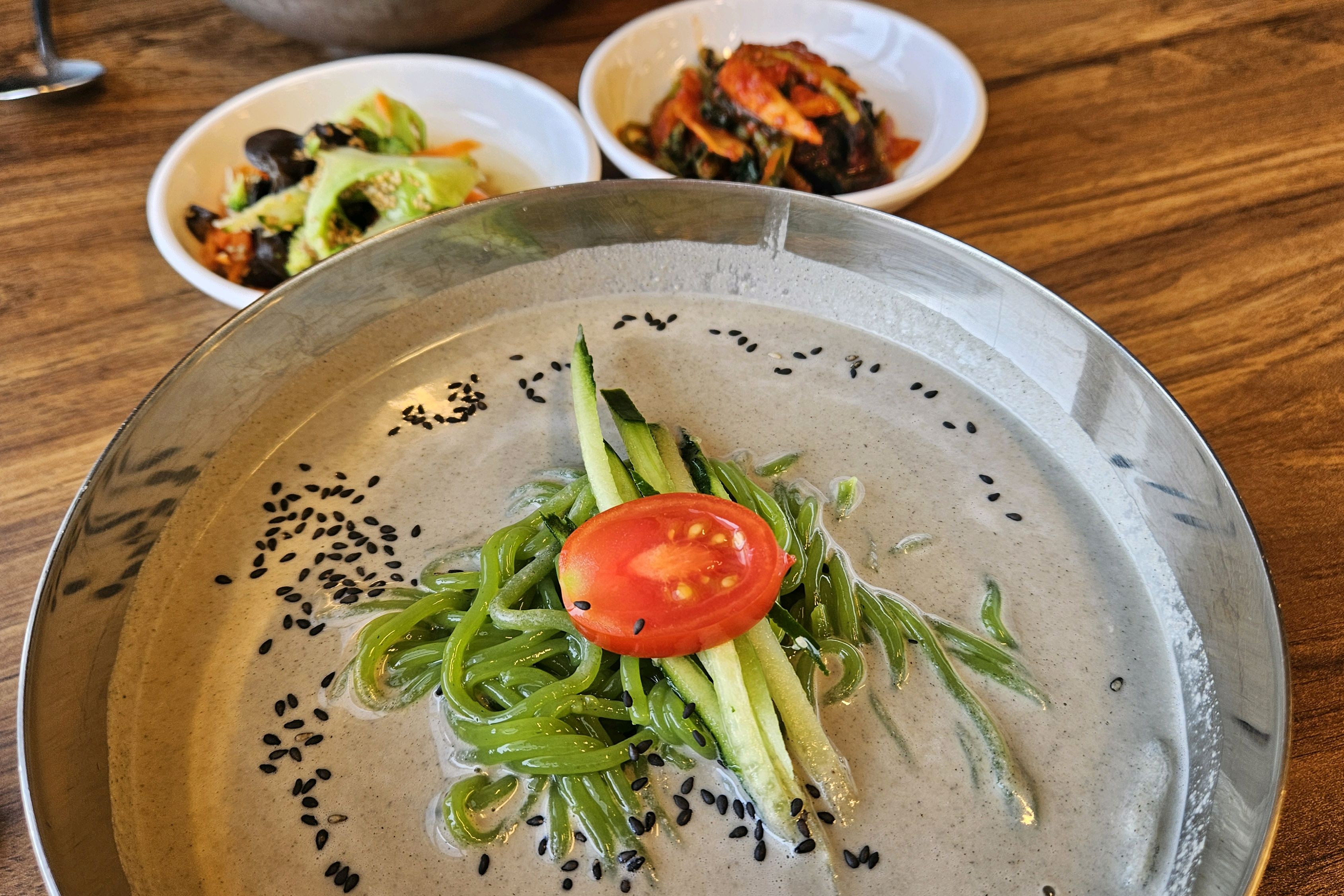 콩국수도 맛있지만 밑반찬 감칠맛 무엇~ 주방이모 손맛 대박인걸료~ 11시에 갔더니 웨이팅