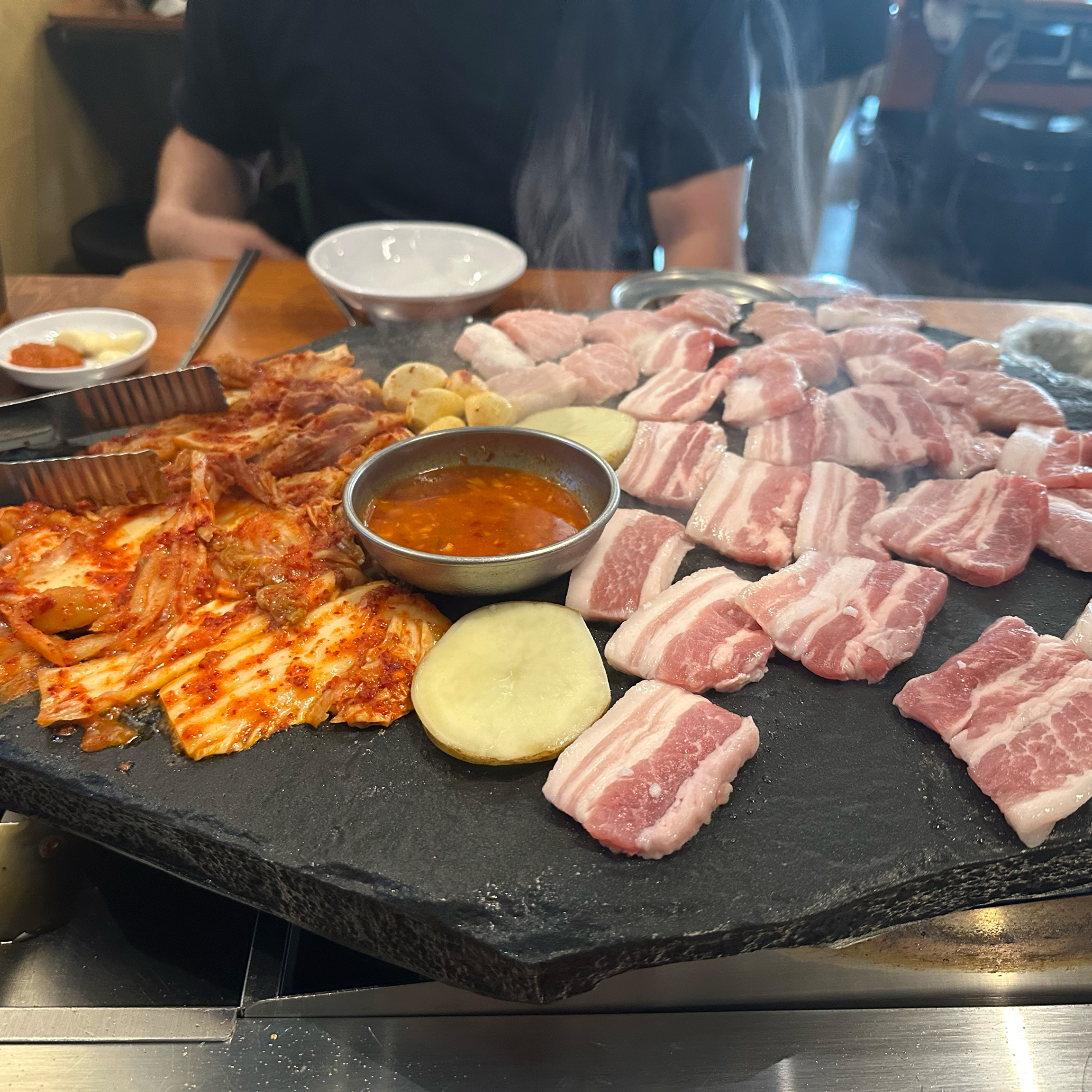 매장두 깔끔하구 직원분들도 넘 친절해요! - 인천 맛집 석암생소금구이 송도타임스페이스점