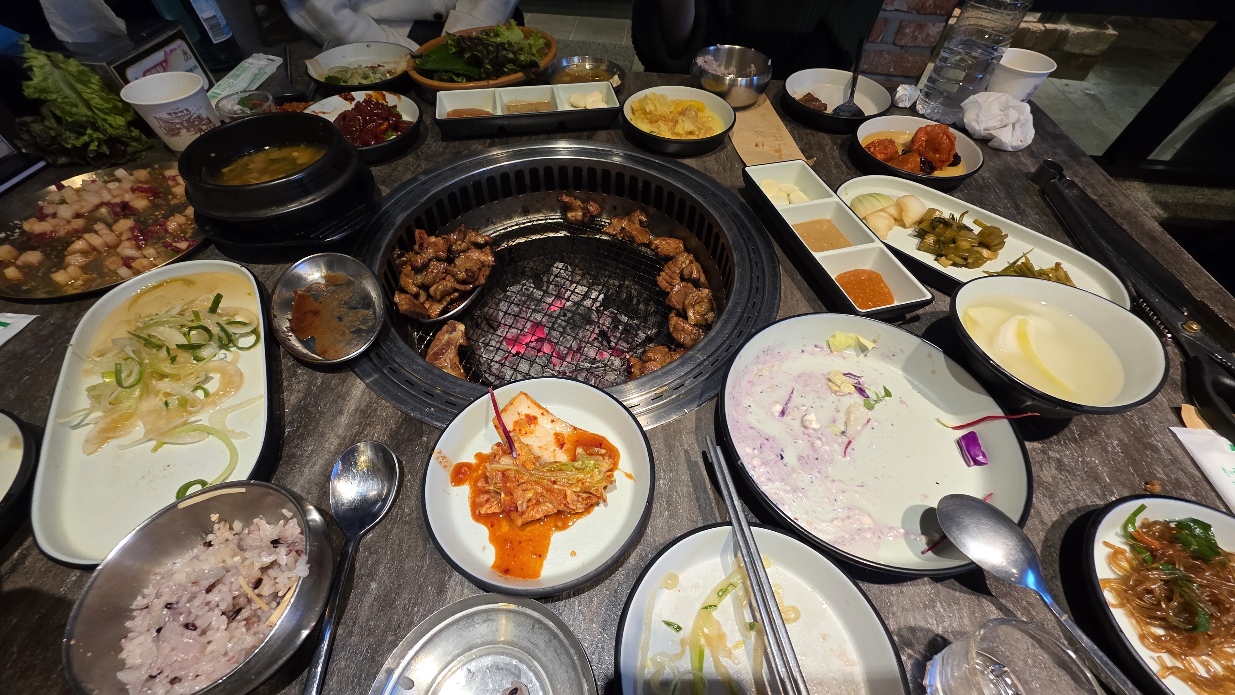 포천식 이동갈비하고 한돈양념갈비 반반씩 시켜서 - 인천 맛집 노천골 부평본점