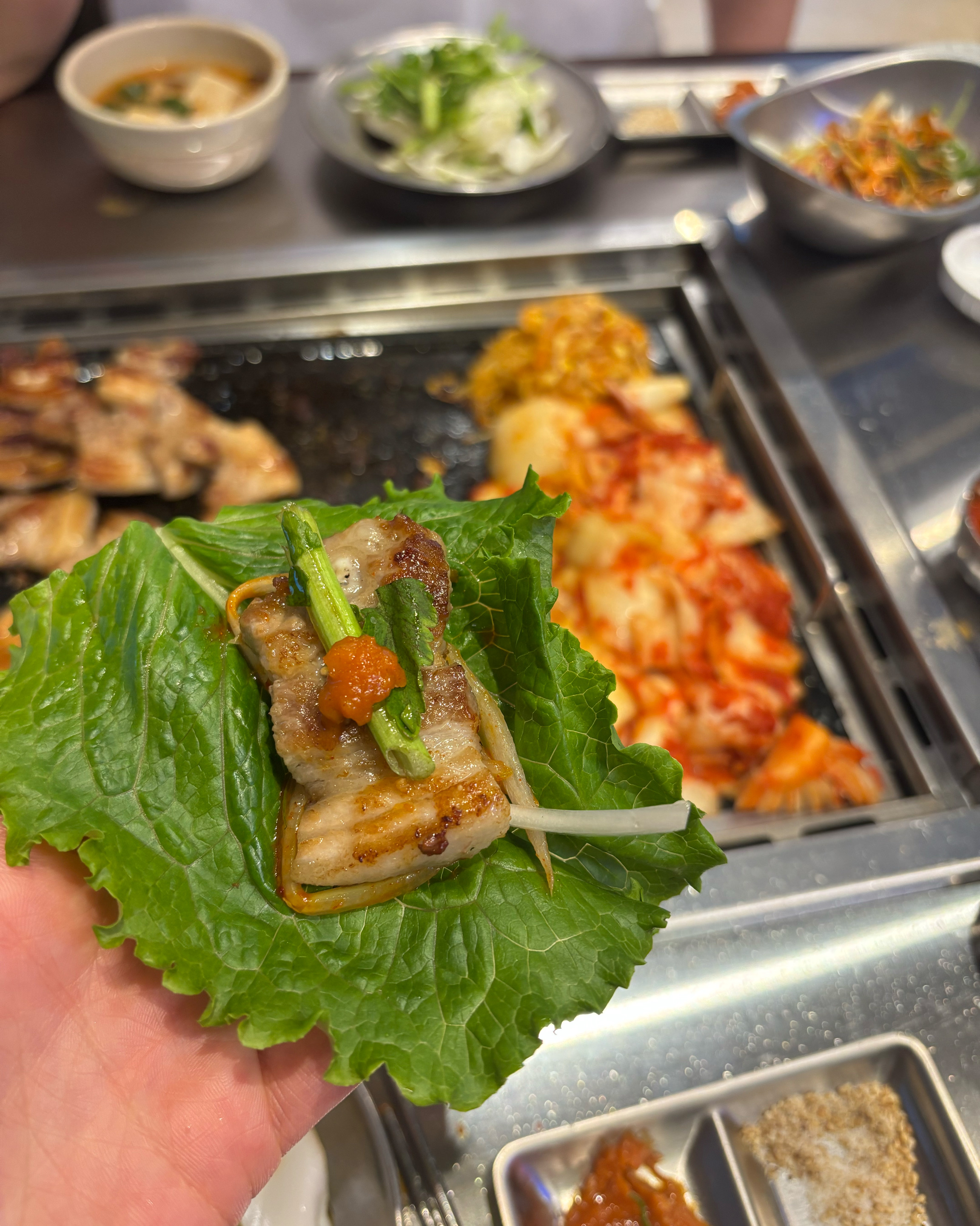 고기가 정말 두툼하고 신선해서 입에 넣는 순간 육즙이 팡팡! 진짜 제대로 고기 먹은 느낌이