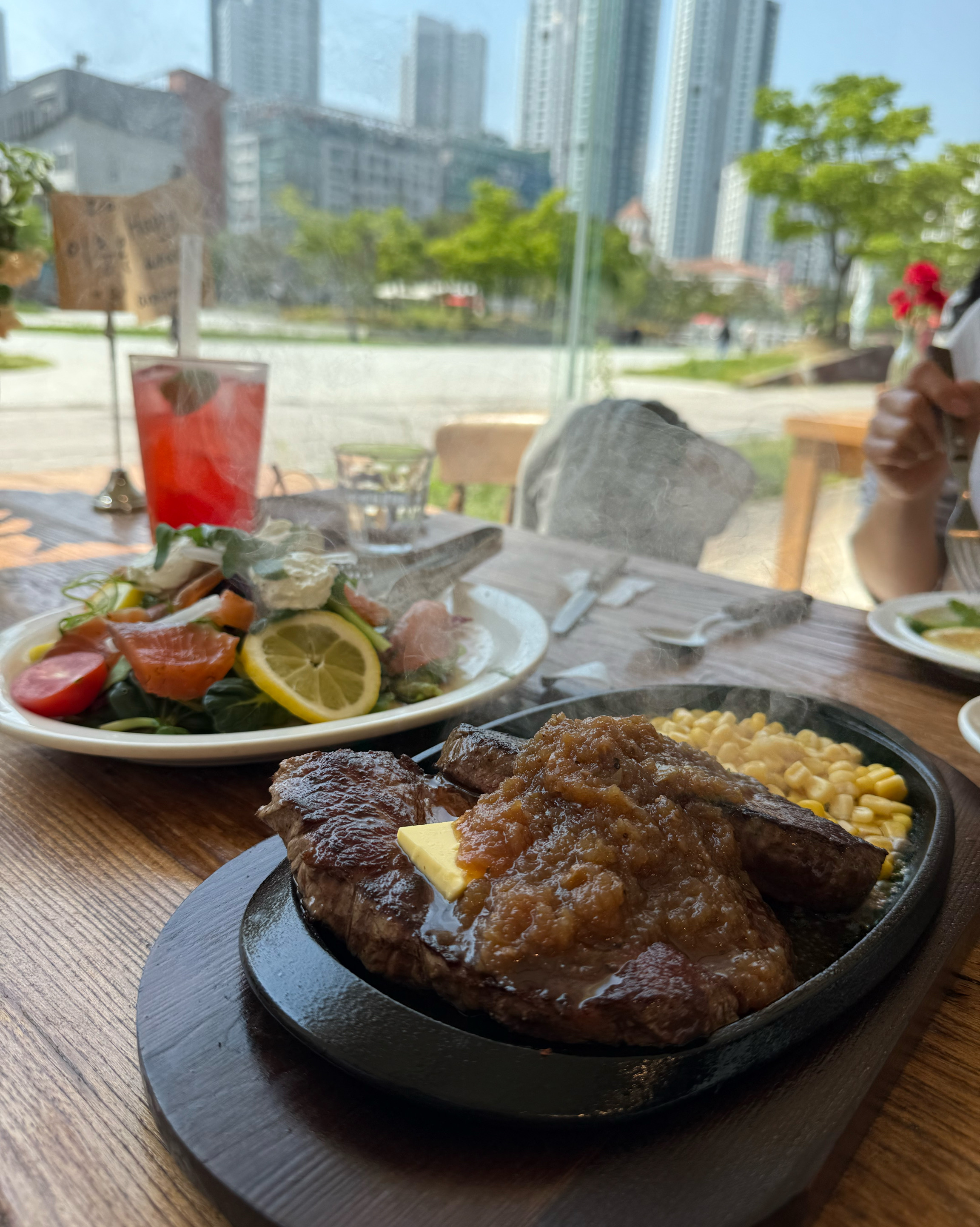 처음 방문 했는데 양도 푸짐하고 재료도 신선하고, 맛있어요. - 인천 맛집 새들브라운 청라