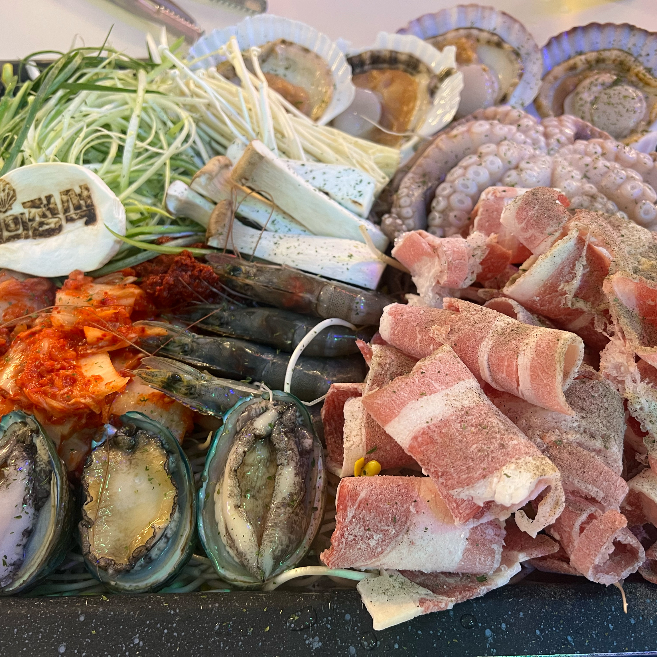강릉에서 해물삼합이 먹고싶어서 열심히 찾아서 방문한 조개의정석! 양도 너무많고 신선해서 한