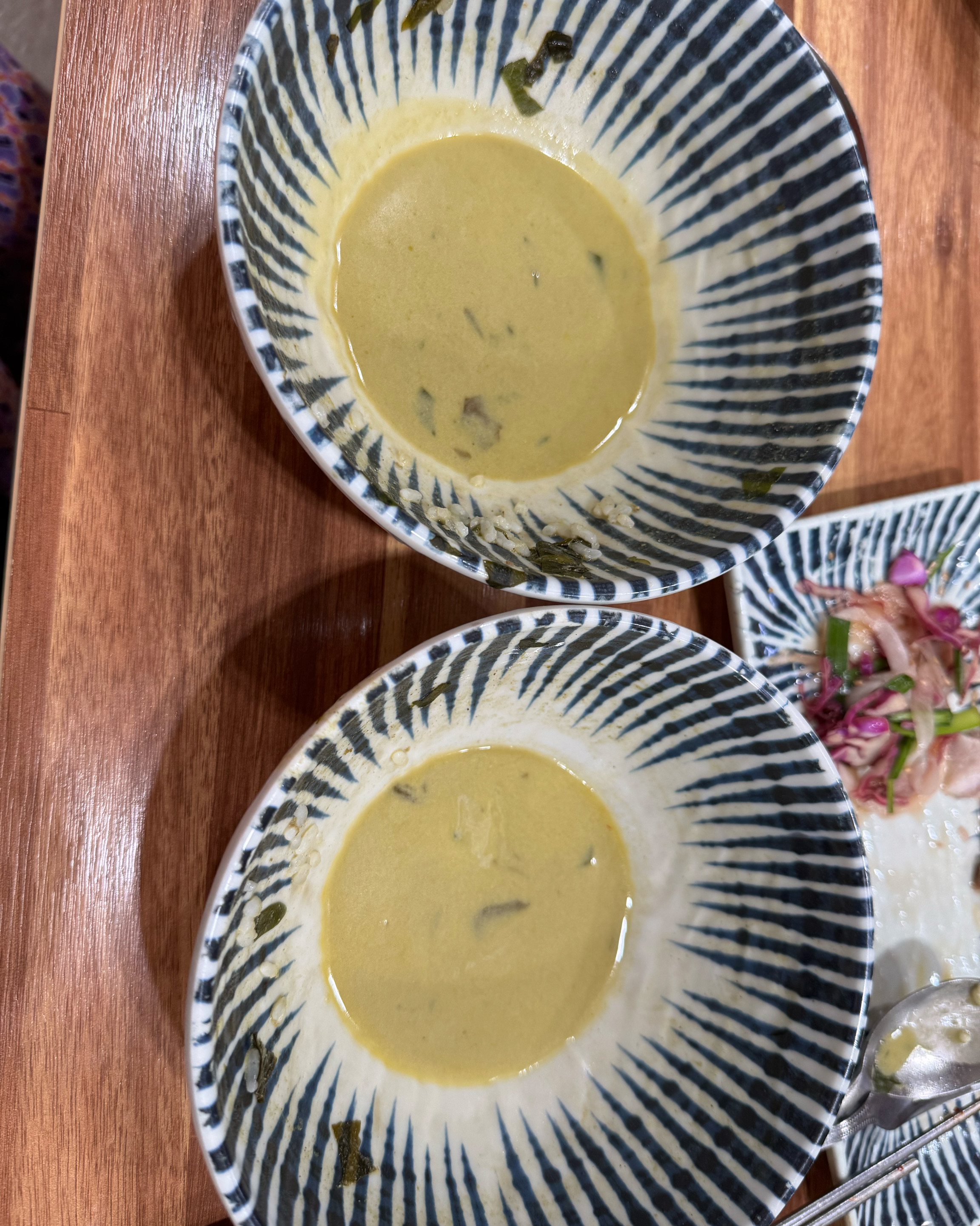 맛있어서 허겁지겁 먹느냐고 빈그릇만 찍었네요~ 9살짜리 아이도 맛있다고 엄지척했습니다^^ 
