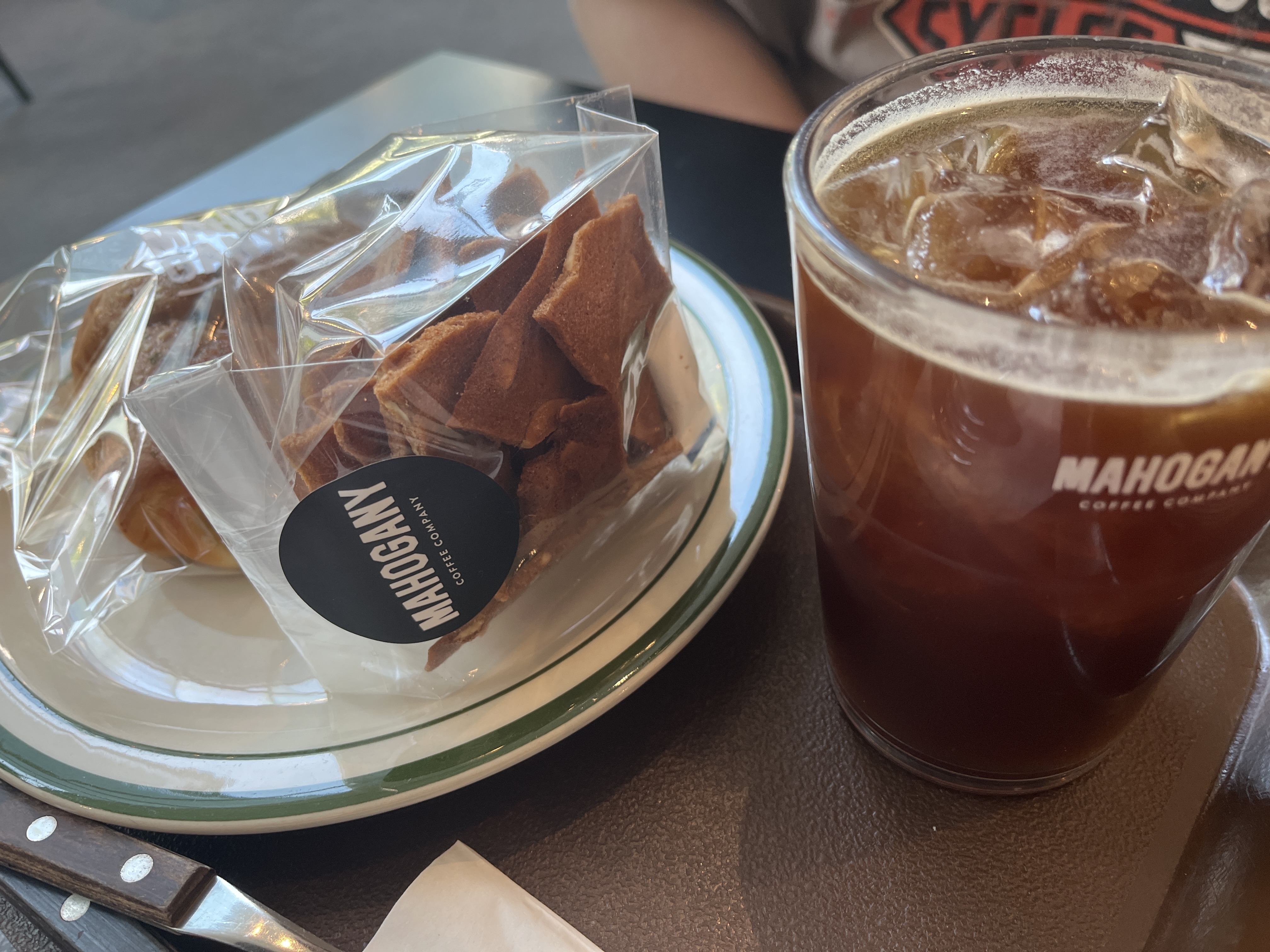 통창 뷰가 너무 예쁘고 층고가 높고 카페가 넓어서 쾌적해요. 잔잔한 노래도 나와서 집중하기