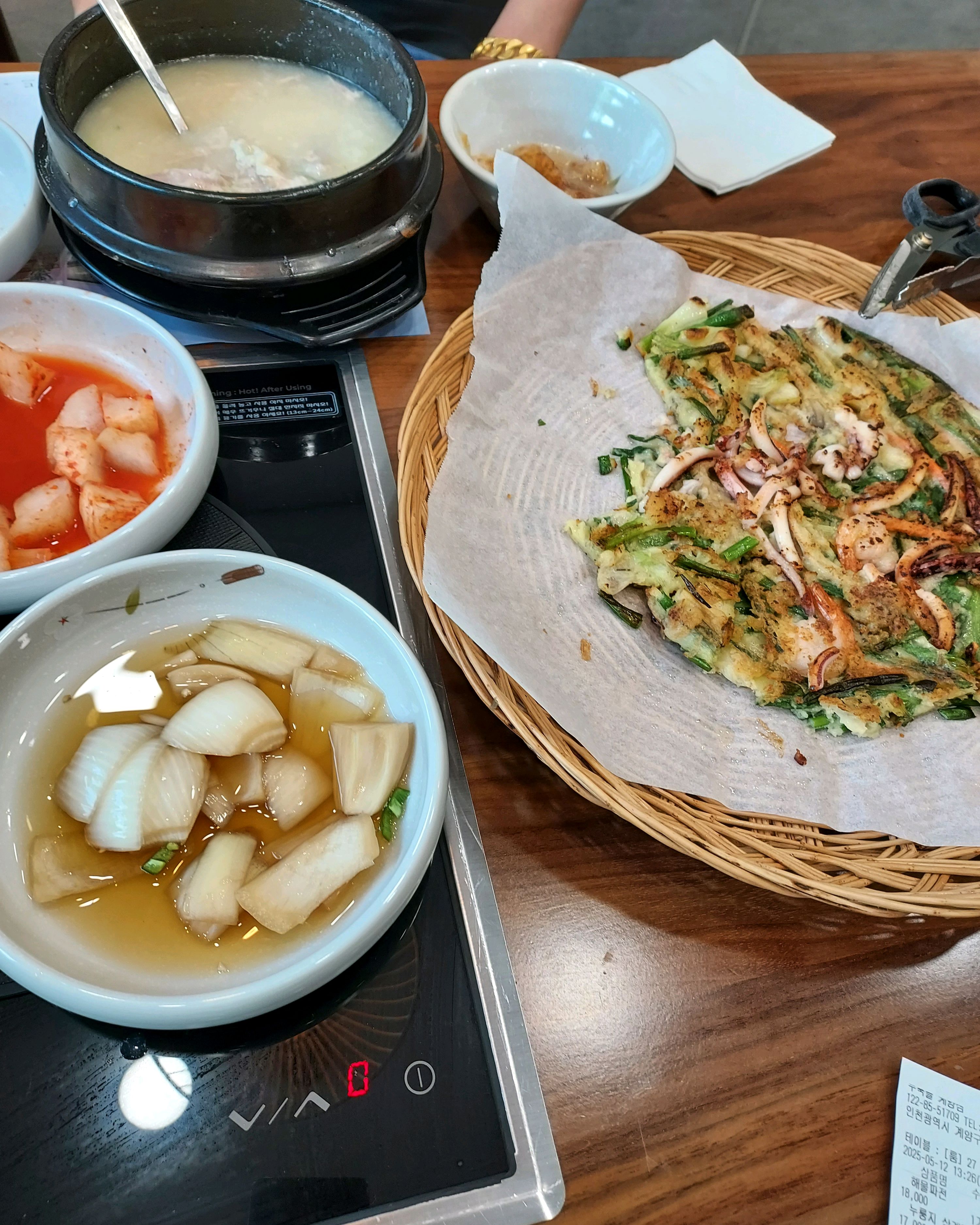 삼계탕양도 많고 닭고기가 신선해서 너무 맛있네요. 파전도 파삭하고 해물도 많아서 좋아요. - 인천 맛집 누룩골 계양점