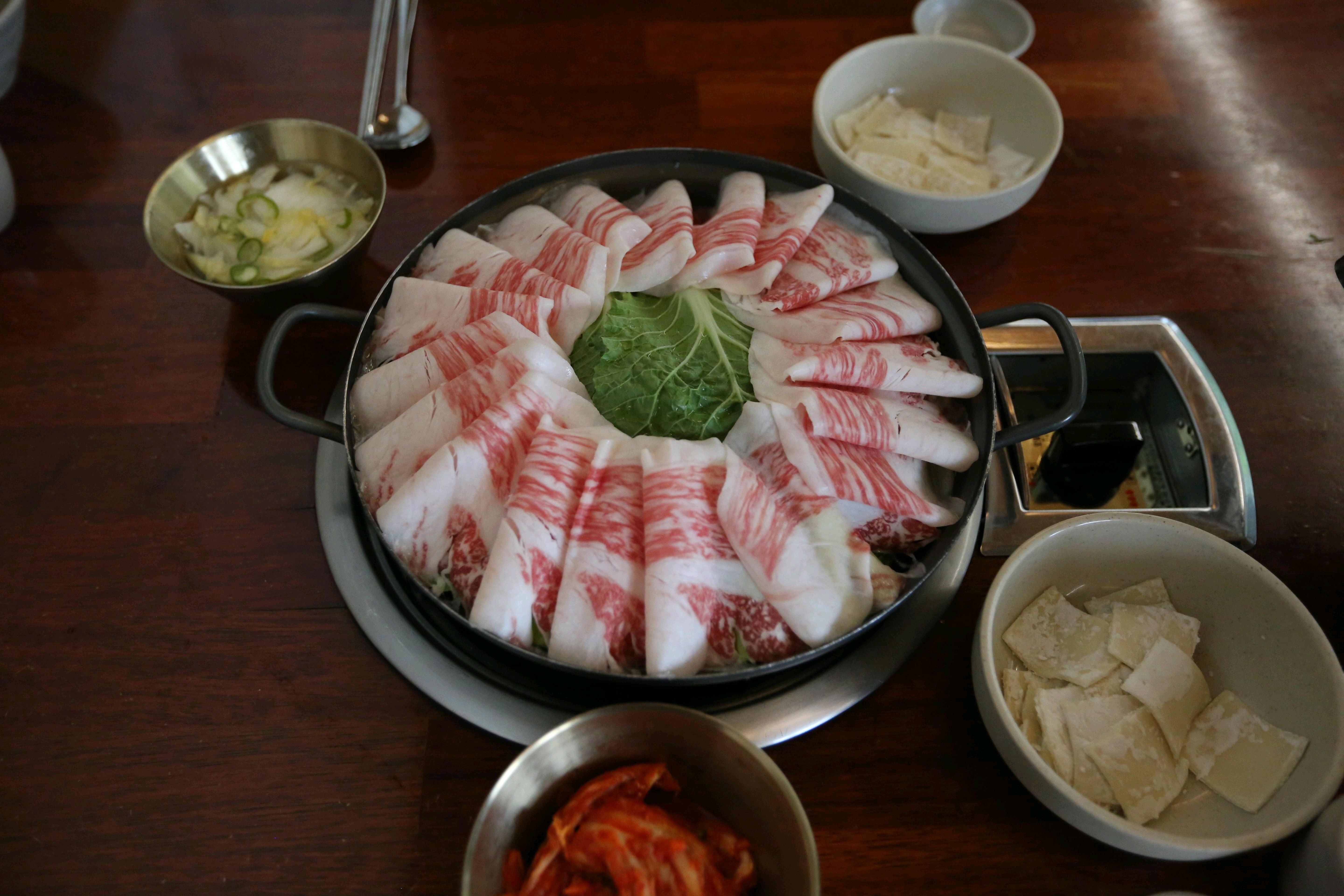 칼국수 면발이 쫄깃하고 국물 맛이 깊어요 한우불고기도 먹어봤는데 고기가 부드럽고 맛있게 잘