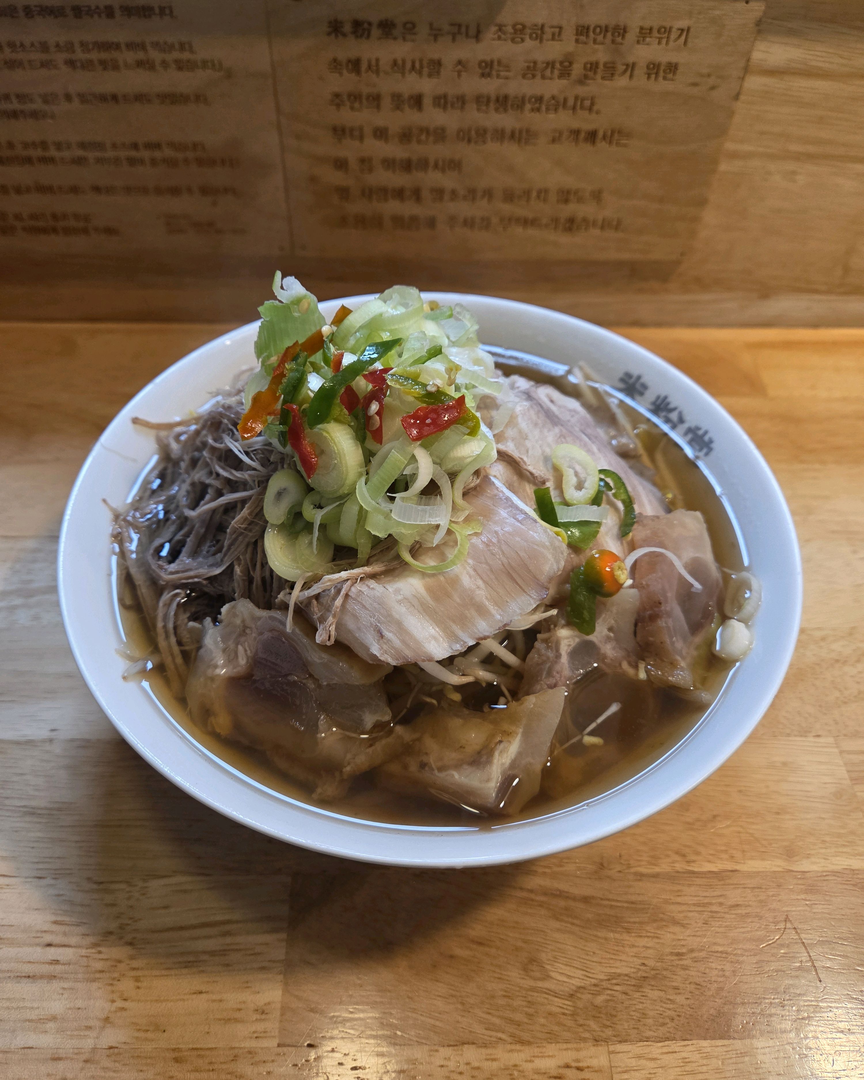 조용한 분위기에서 혼밥하기 좋습니다! 국물 맛이 아주 깊지는 않았지만 고기가 다양하게 들어