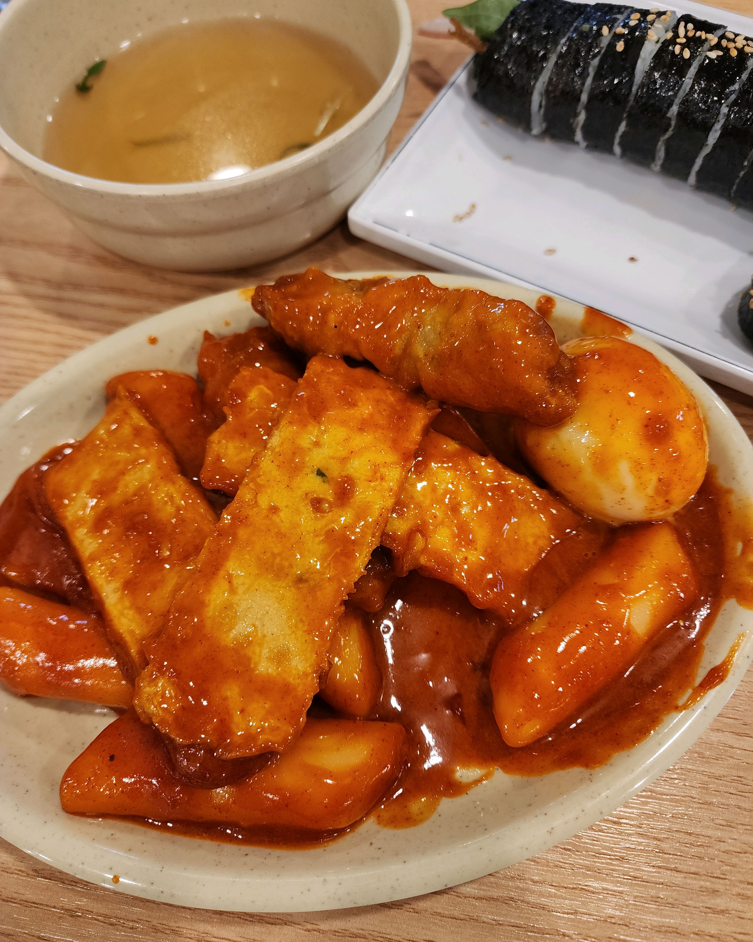 여전히 떡볶이는 부드러우면서도 고소합니다. 매장이 언제 바꼈나요? 리모델링을 했는지 깔끔해