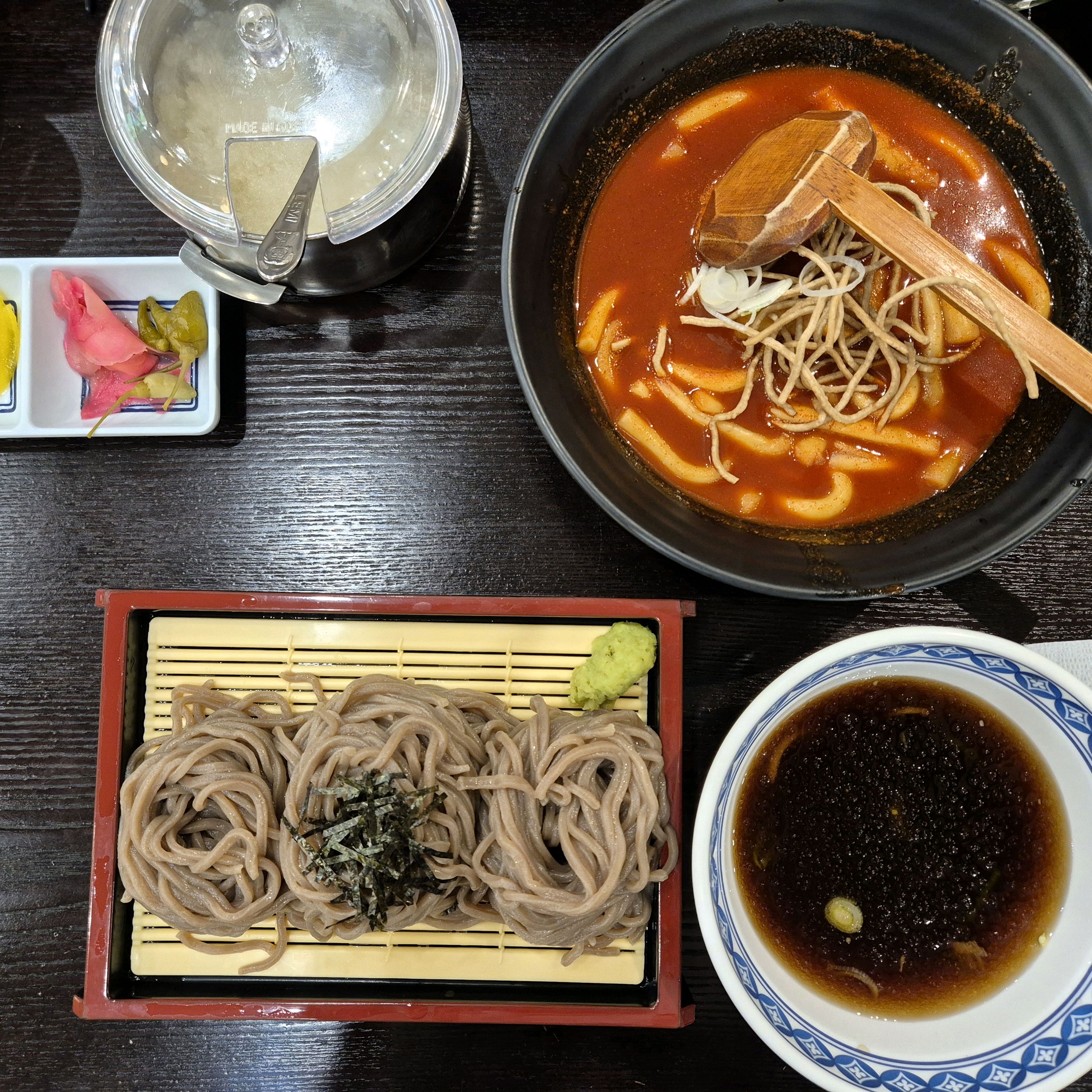롯데몰 왔다 날이 더우니 시원한 소바 생각나서 삼동소바 택~! 첫 방문인데 매장 깔끔하고 
