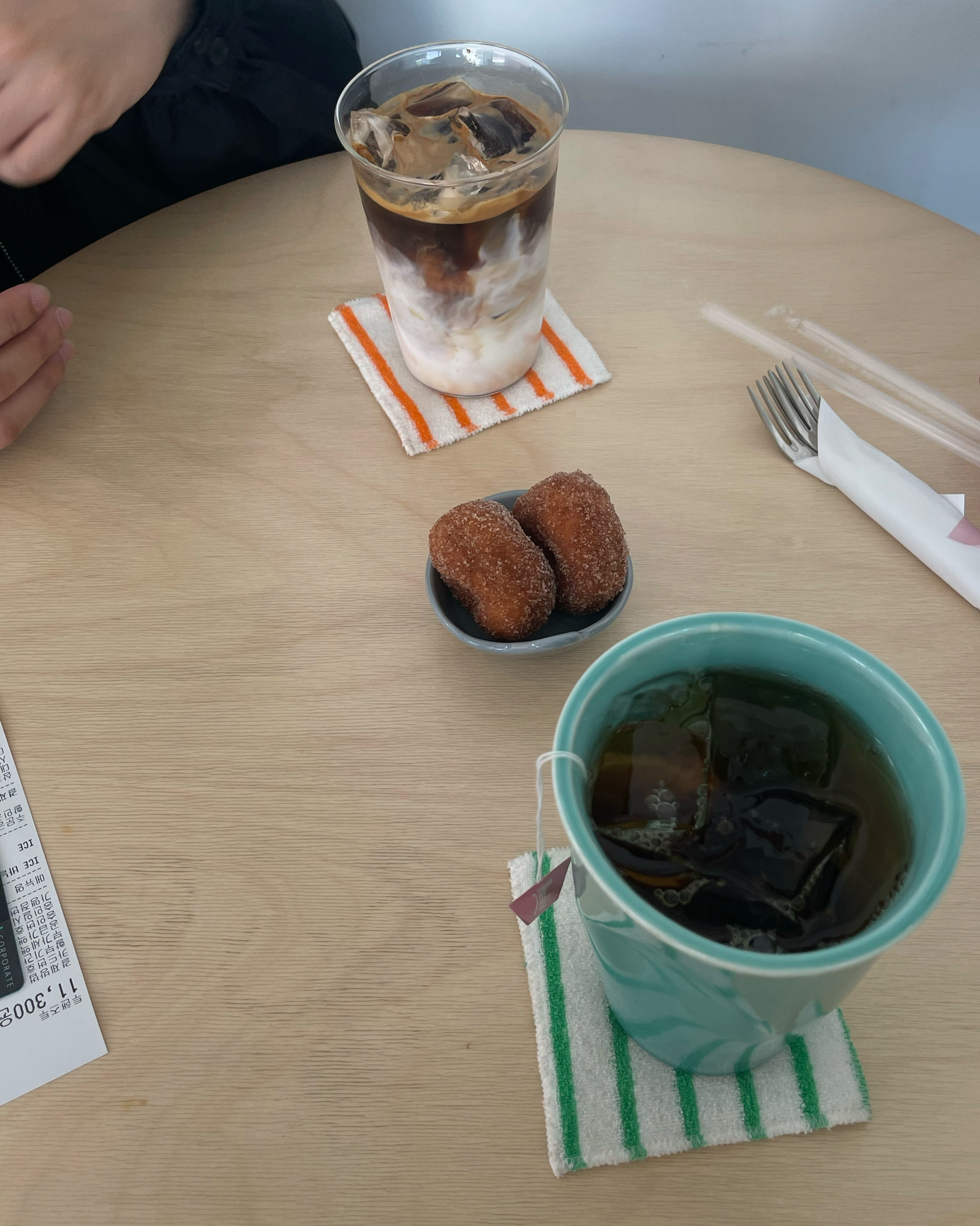 출장왔다가 분위기 좋아보여서 들렸는데 음료도 맛있고 좋았어요 !! 🩷 - 대구 맛집 투핸즈투