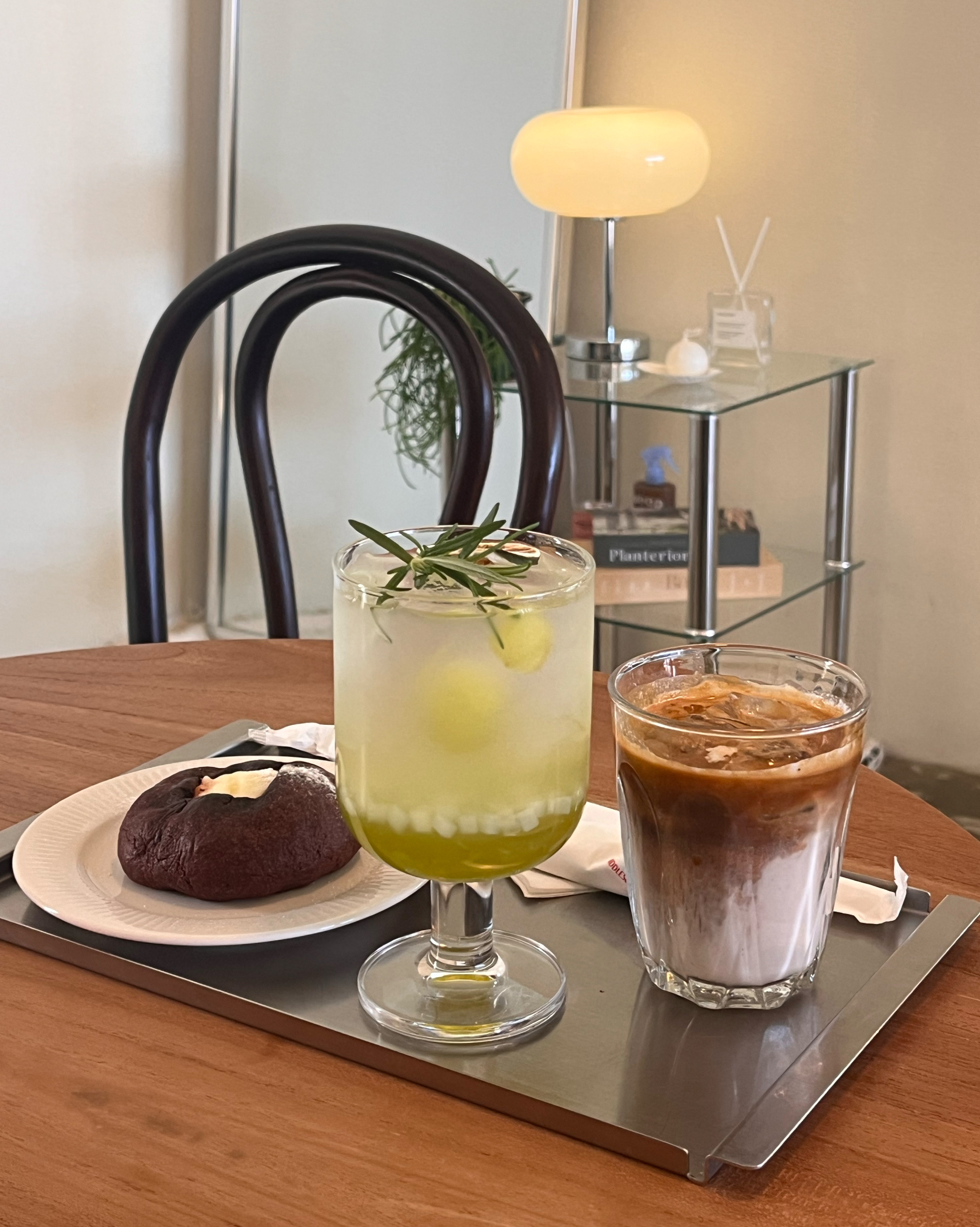 소신 맞은편인데 인테리어가 깔끔하니 이뻐요! - 대전 맛집 미들슬로우 커피하우스 궁동점