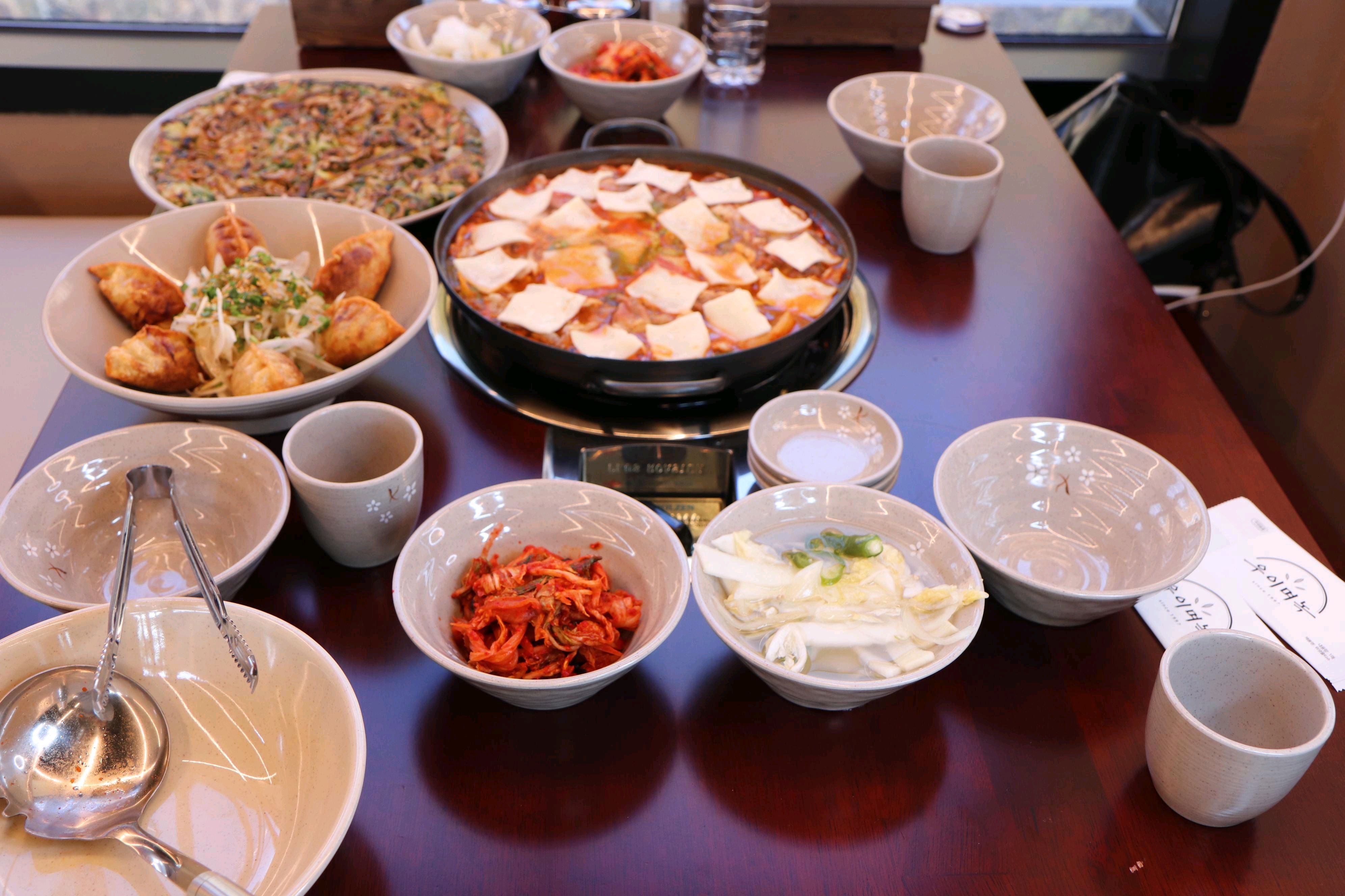 낙지초무침이 싱싱하고 맛있었어요. 각종 야채와 미나리랑 함께 매콤새콤하게 버무려져서 식욕 