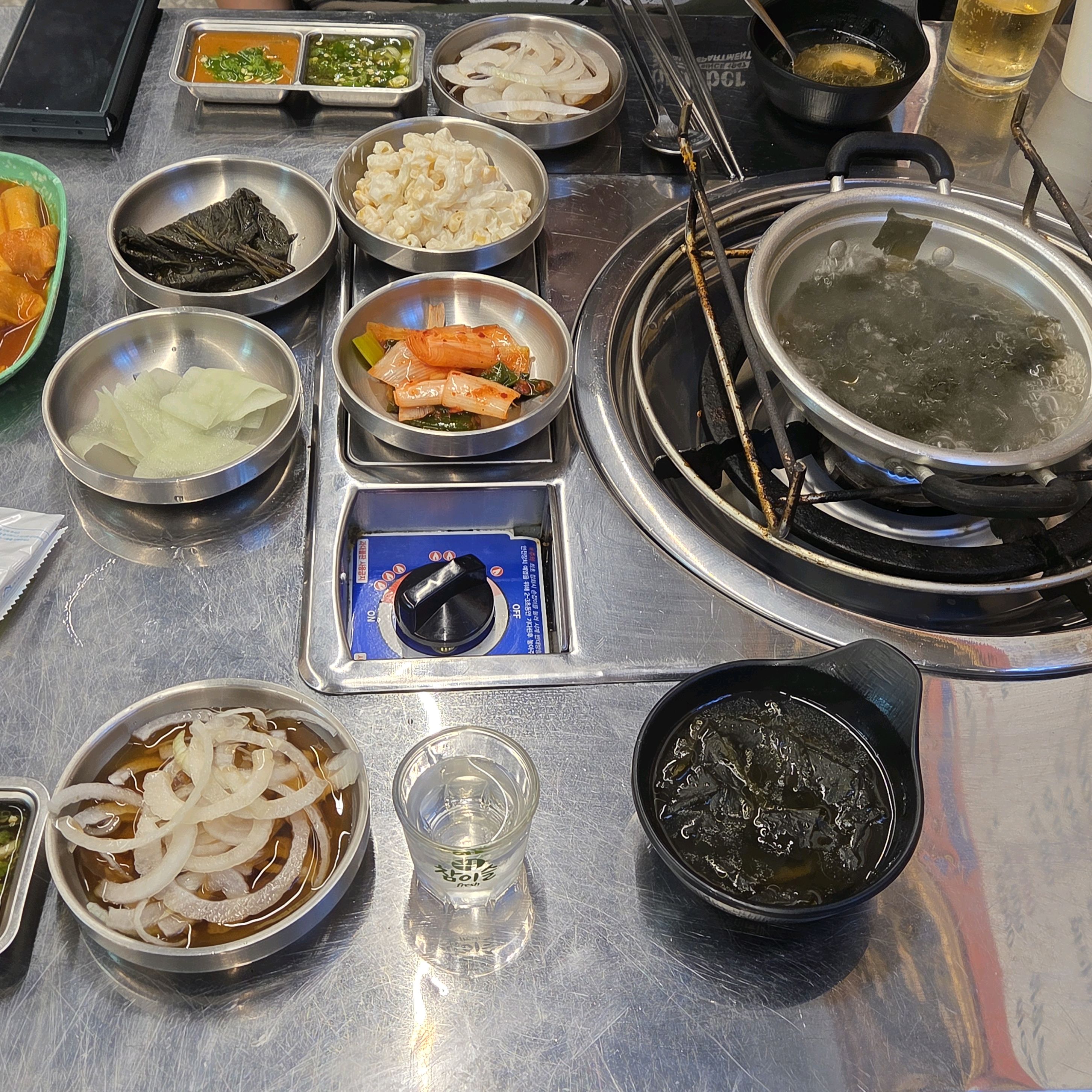 남자친구랑 주말 저녁으로 다녀왔는데 반찬 구성이 굉장히 알찼습니다 - 대전 맛집 우화곱창