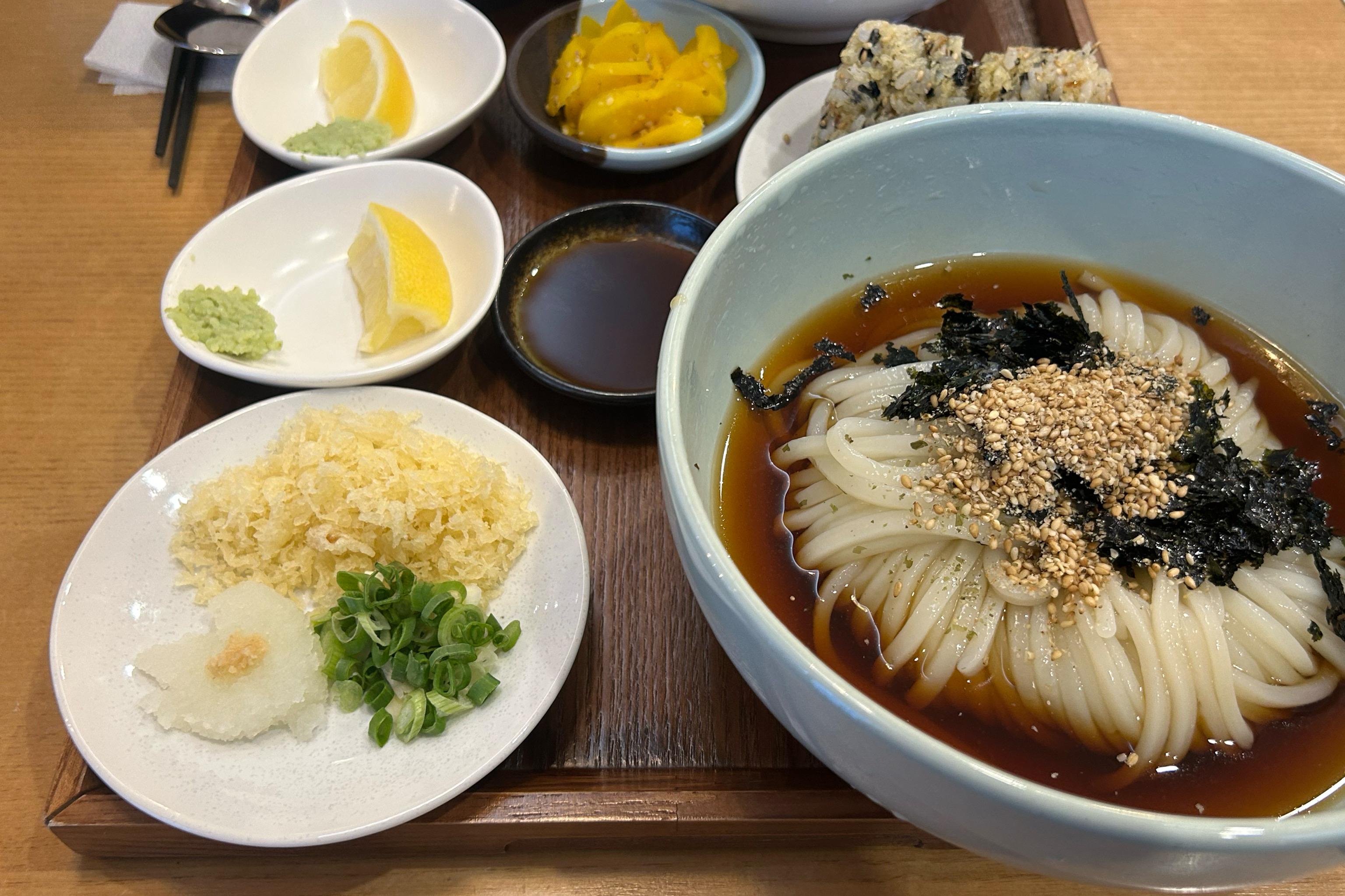 두번째 방문인데 매장이 더 넓어졌네요!! 여기는 냉우동도, 튀김도, 주먹밥도 다 맛있어요💗