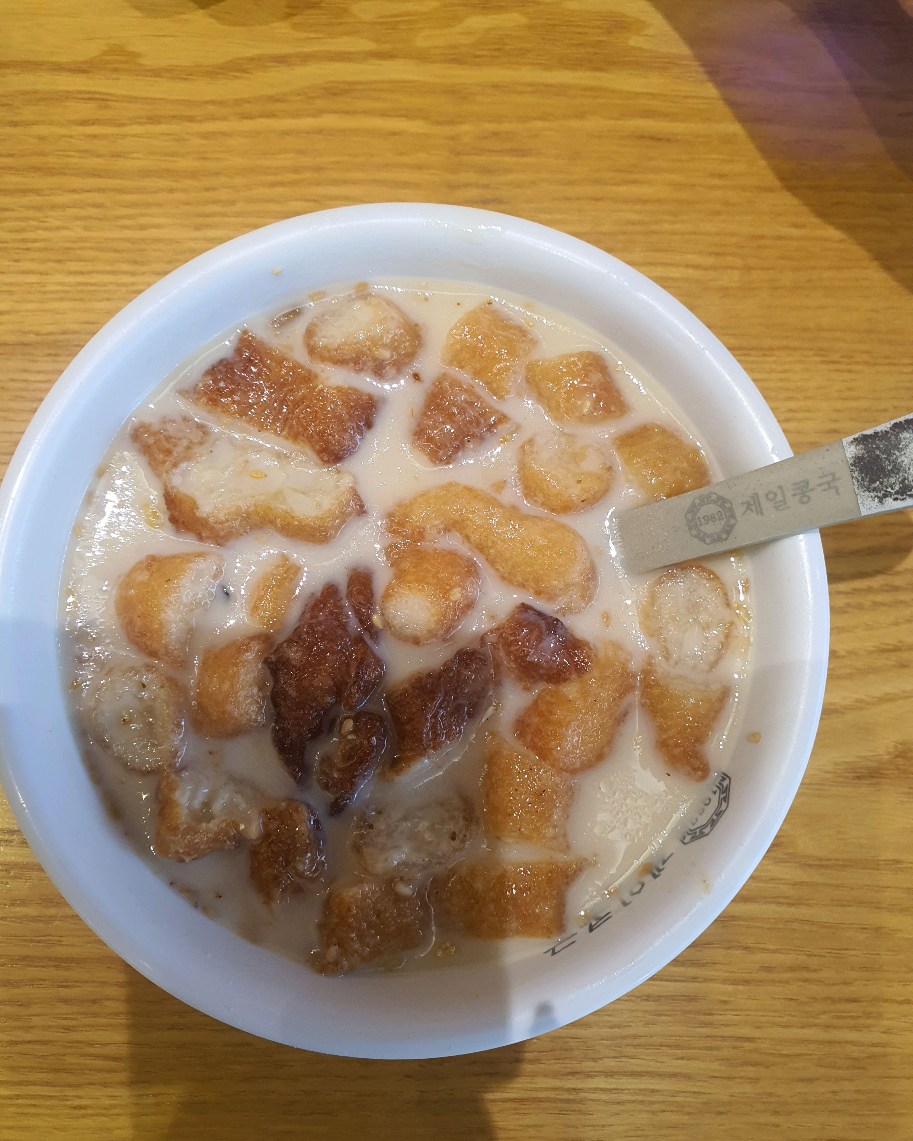 찹쌀과 밀가루가 많습니다. 뜨겁습니다. - 대구 맛집 제일콩국