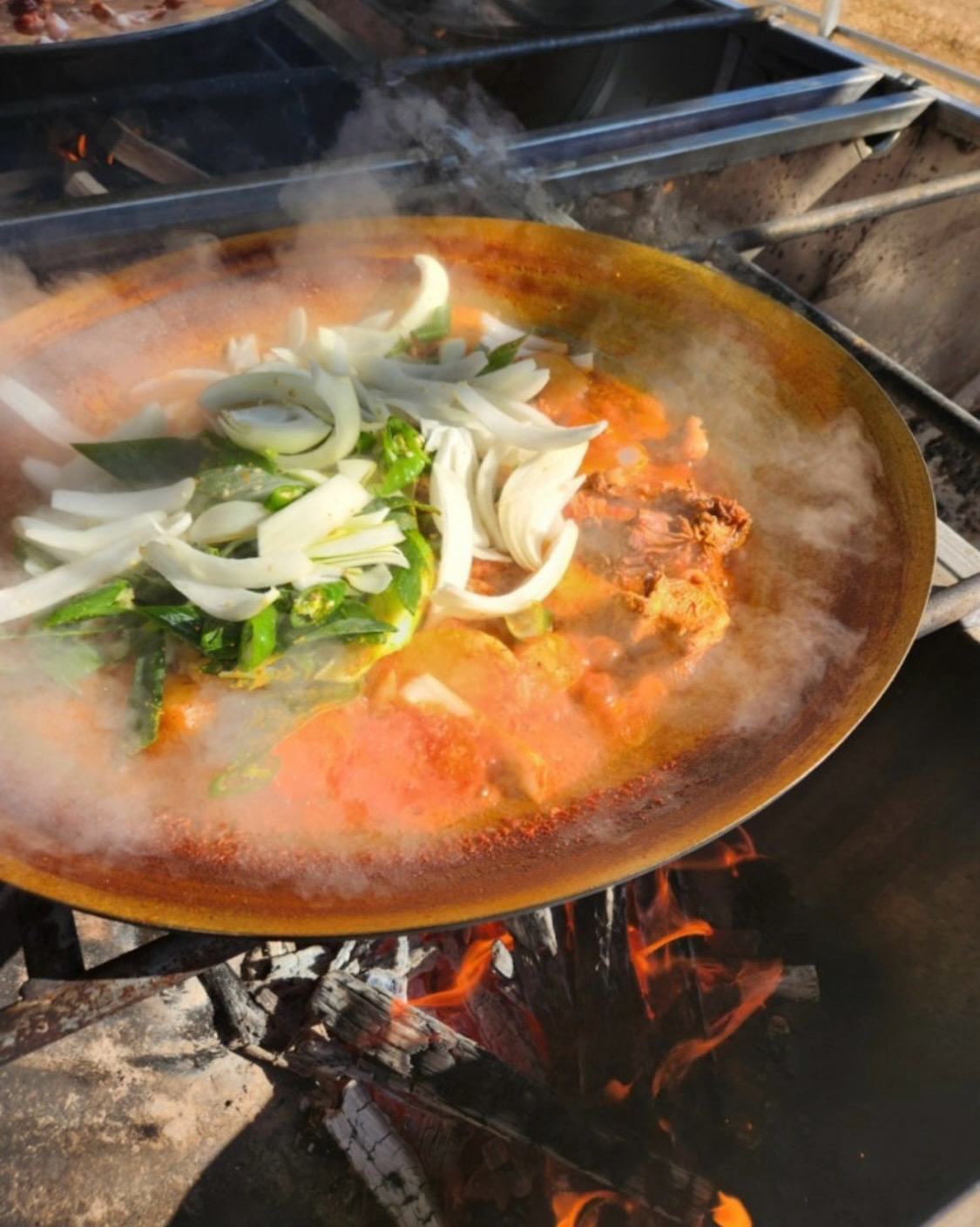 한마디로 완전 엉망진창 주차안내도 없고 자리 안내도 없고 12명 예약은 챙겨주고 2명이라고