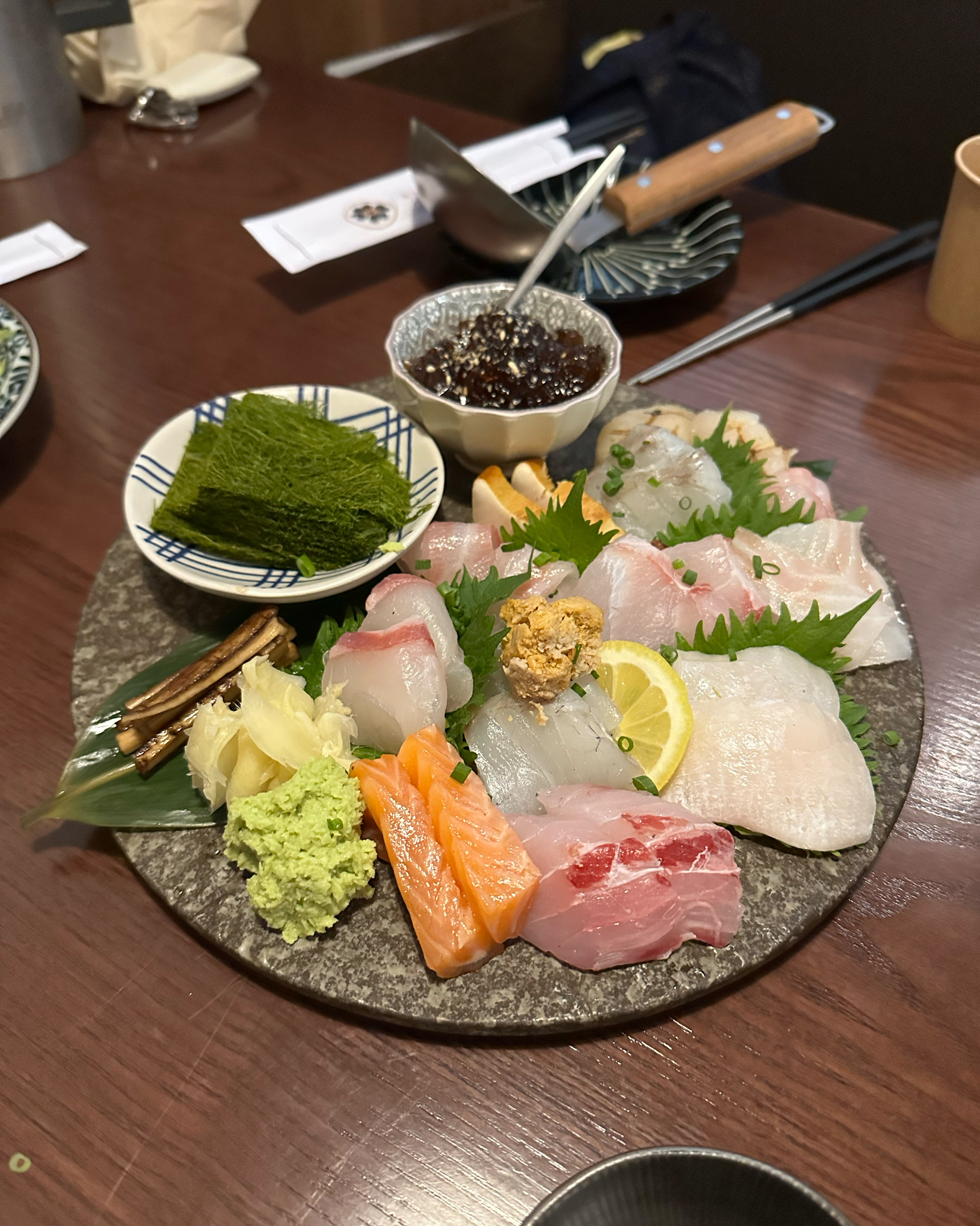 식당 안 분위기도 좋고 음식도 여러 종류가 있어서 좋네요 ㅎㅎ 사시미도 맛있어요 다음에도