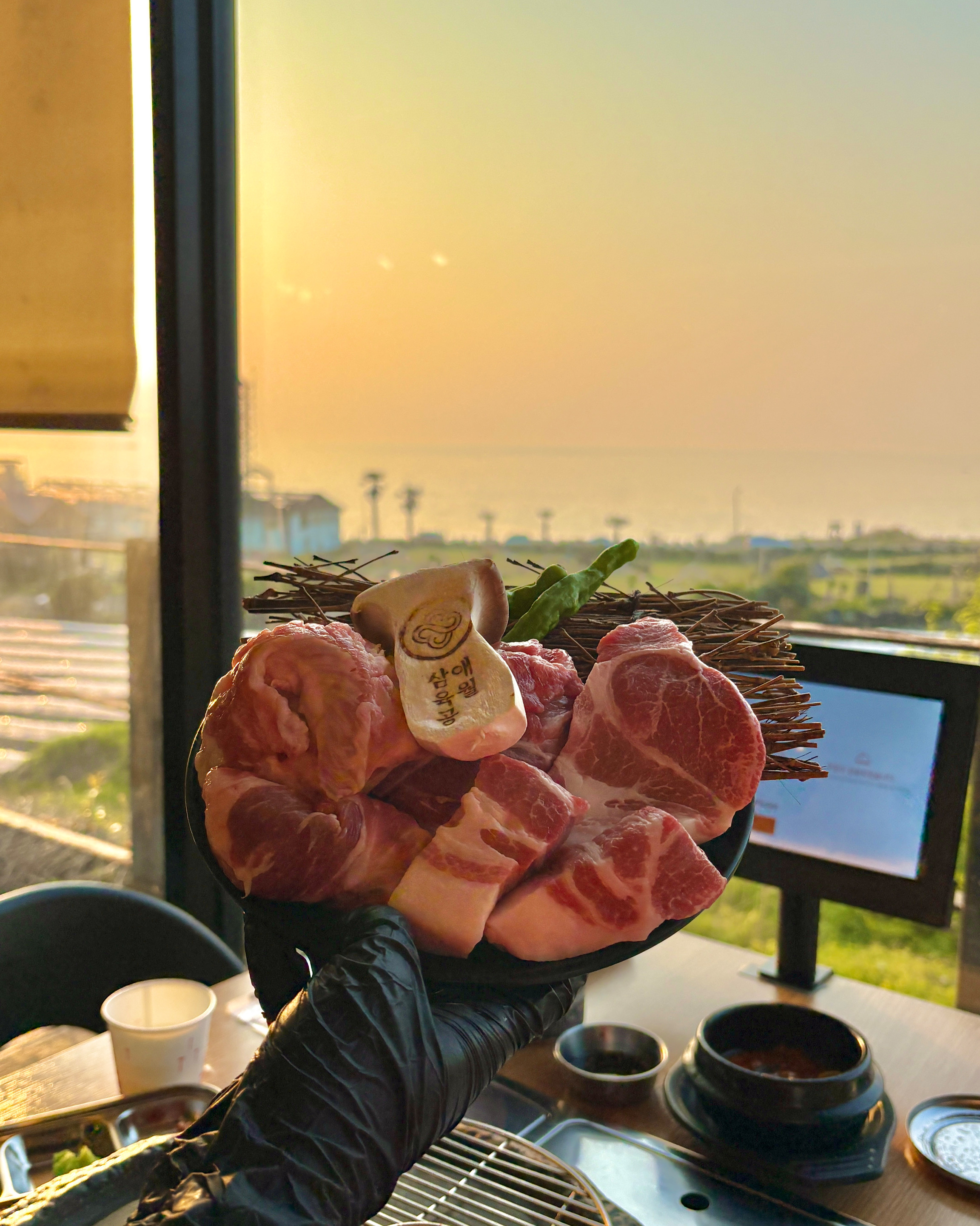 바다뷰 보면서 먹을 수 있어서 너무 행복해요 - 제주 맛집 애월 삼육공본점 숙성흑돼지