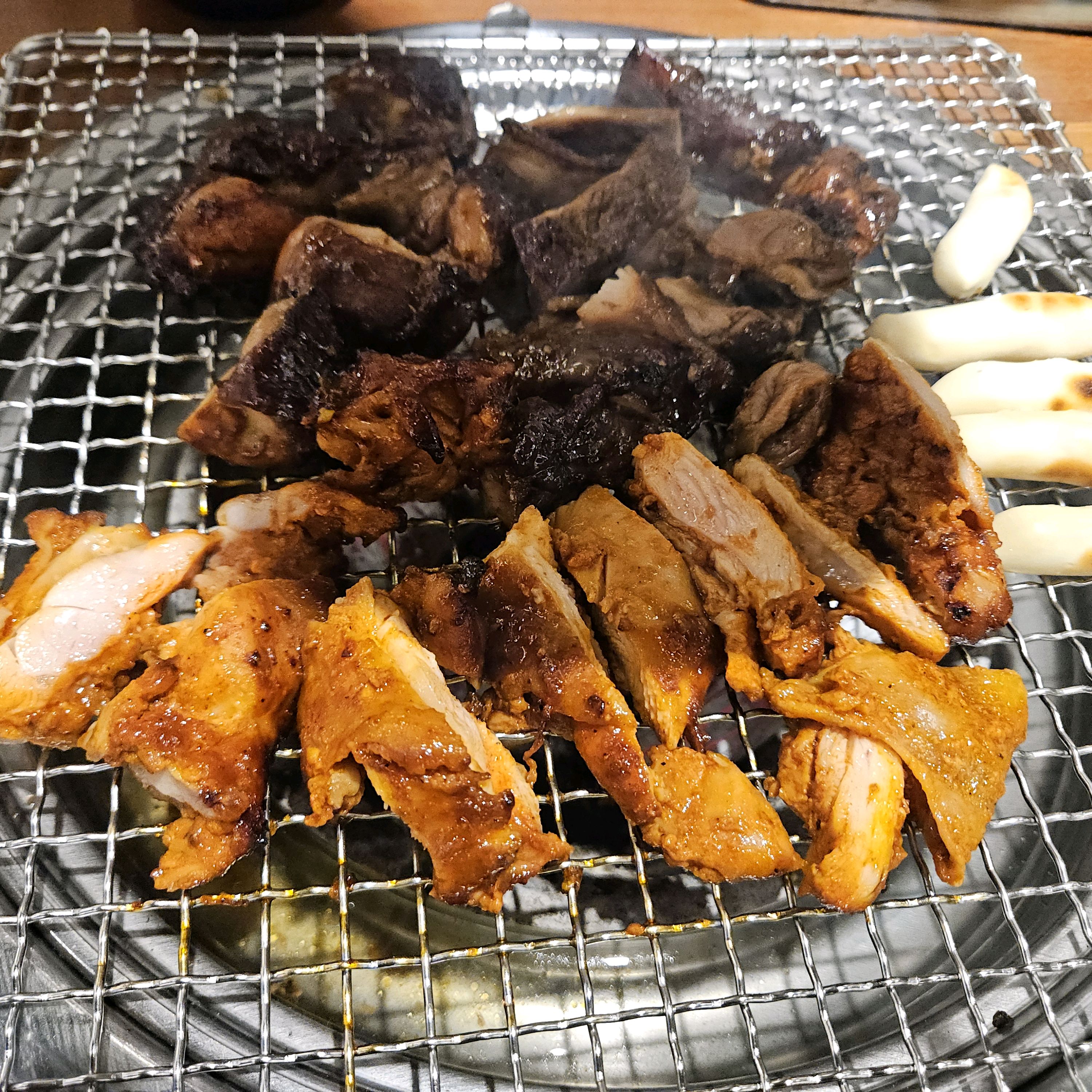 상인동 맛집찾다가 리뷰보고갔는데 들어오고 홀이꽉찼네요 - 대구 맛집 밤새우는닭 월성직영점