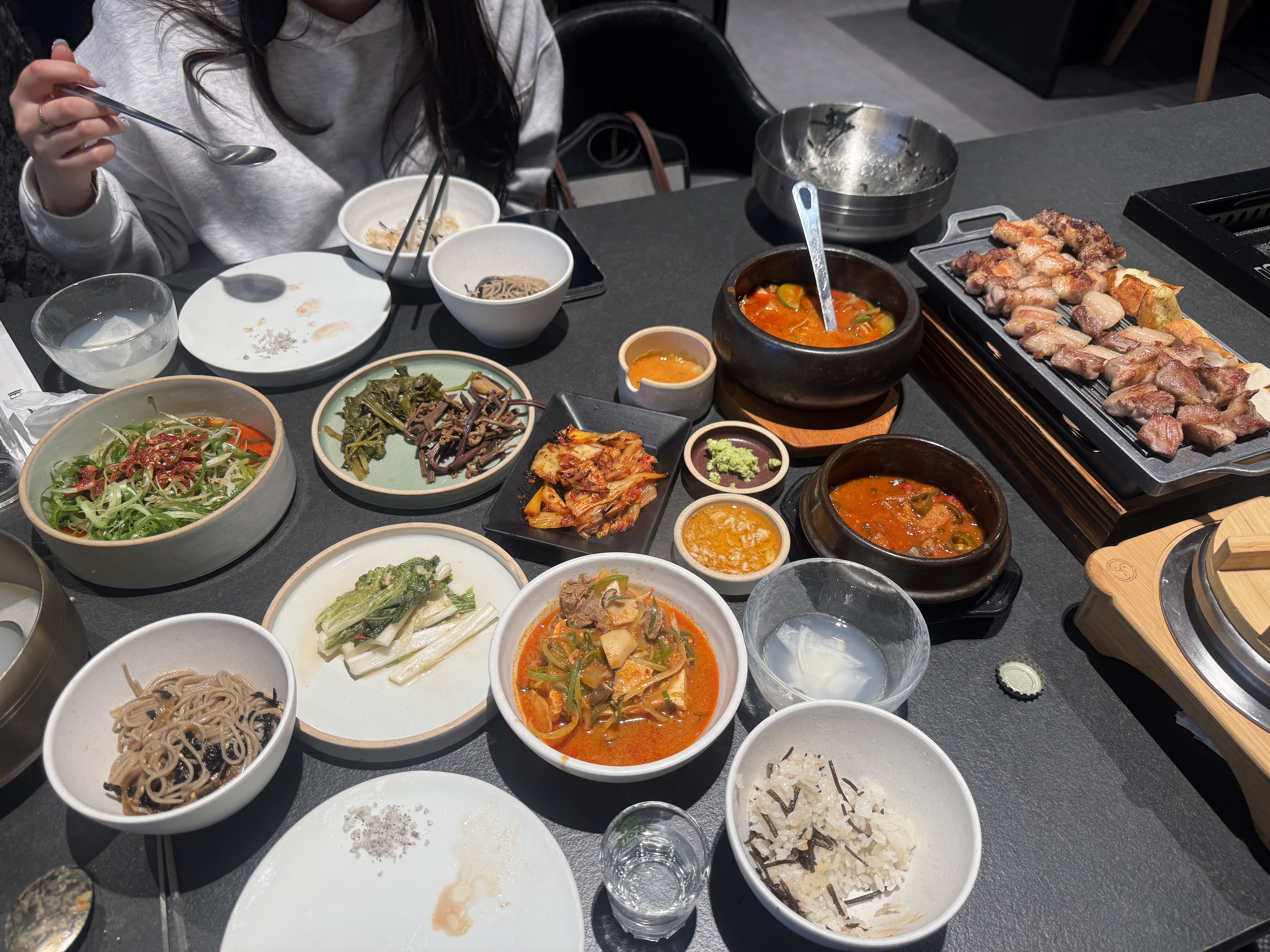 청결하고 직원분들 친절하시고 좋았습니다 그런데 마지막 타임이라 그런지  청소를 하시더라구요