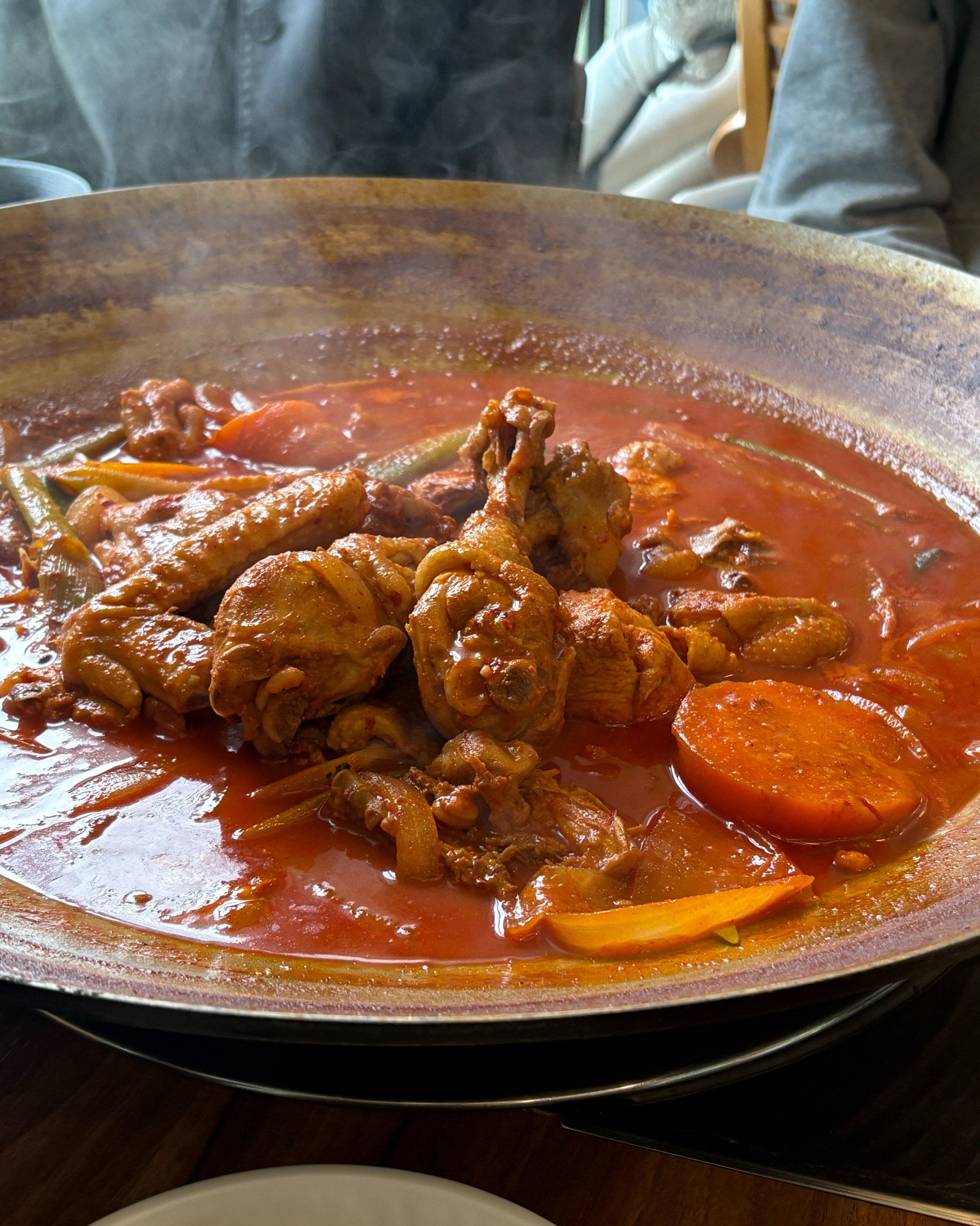 뷰가 좋다고하고 맛있다길래 가봤는데 예약했는데도 바로 못들어가고 한시간 이상 기다렸어요…