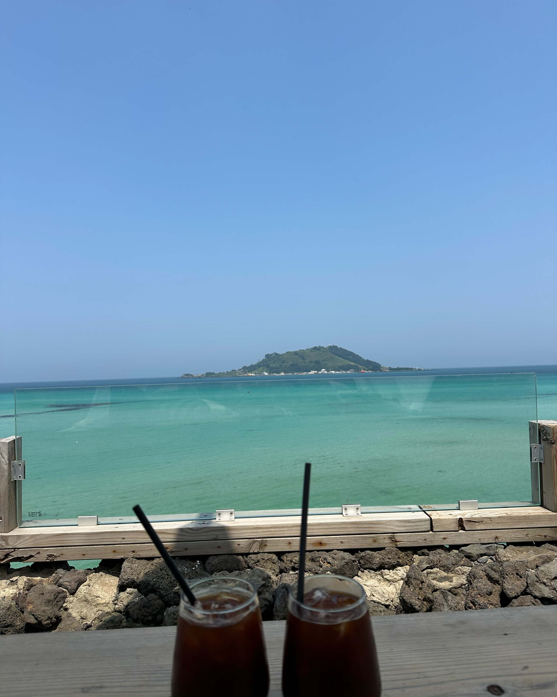 진짜 커피도 너무너무 맛있고 뷰가 진짜 인생뷰예요 부산도 바다는 많지만 이처럼 깔끔한 뷰가