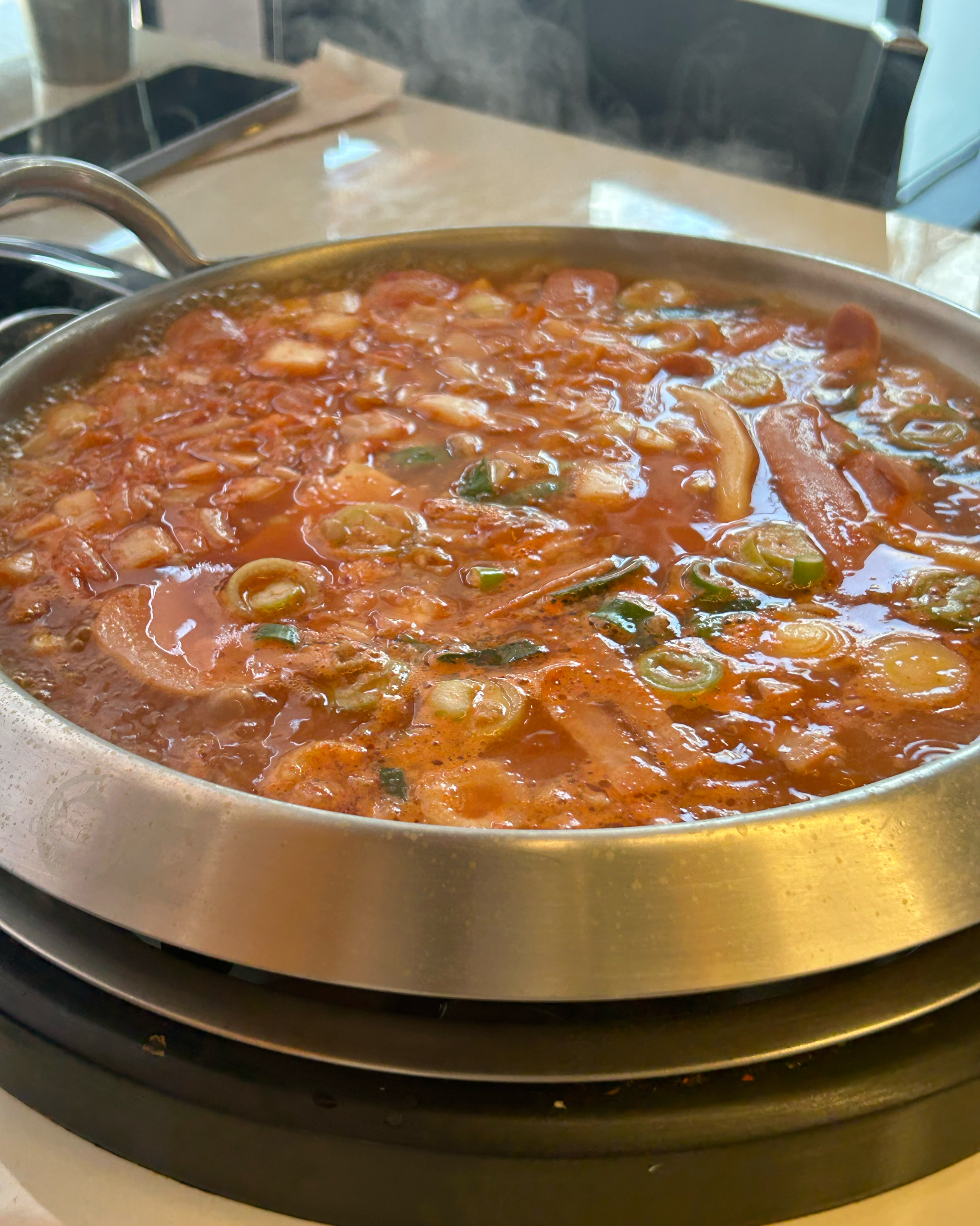 여기 가성비 좋아서 자주 와요 ㅎㅎ 1인 1메뉴하면 밥이랑 무한 리필 이라서 좋아요!! - 불당동 맛집 킹콩부대찌개 신불당점