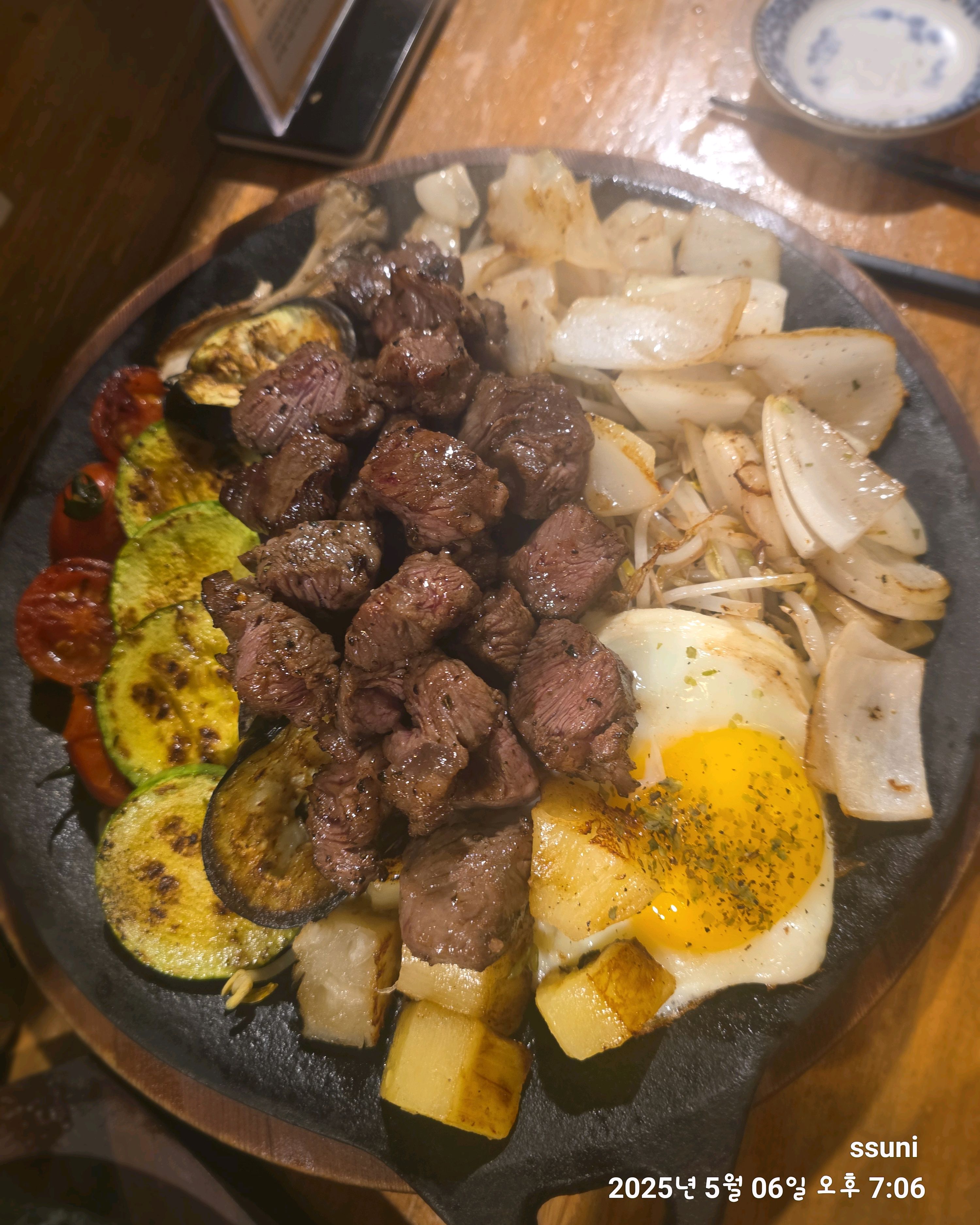 상당히 좁다 테이블도 몇개없공 우린 부모님이 철판요리하는거 보시고싶어해서 철판앞에 않았는대
