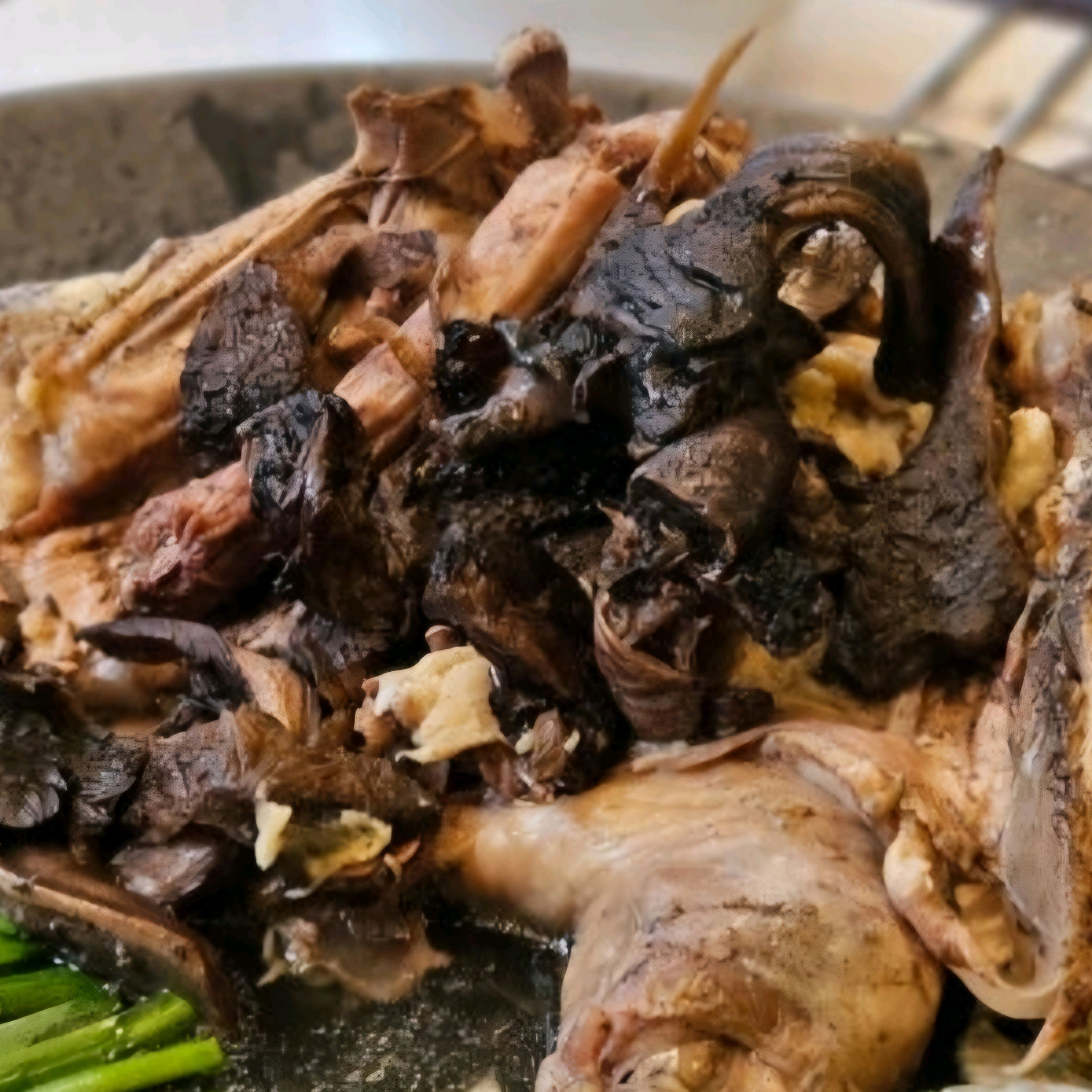 능이버섯이 듬뿍 들어있는 오리백숙이에요. 정말 고기가 연하고 맛있어요. - 대구 맛집 성서 제1능이버섯 능이백숙