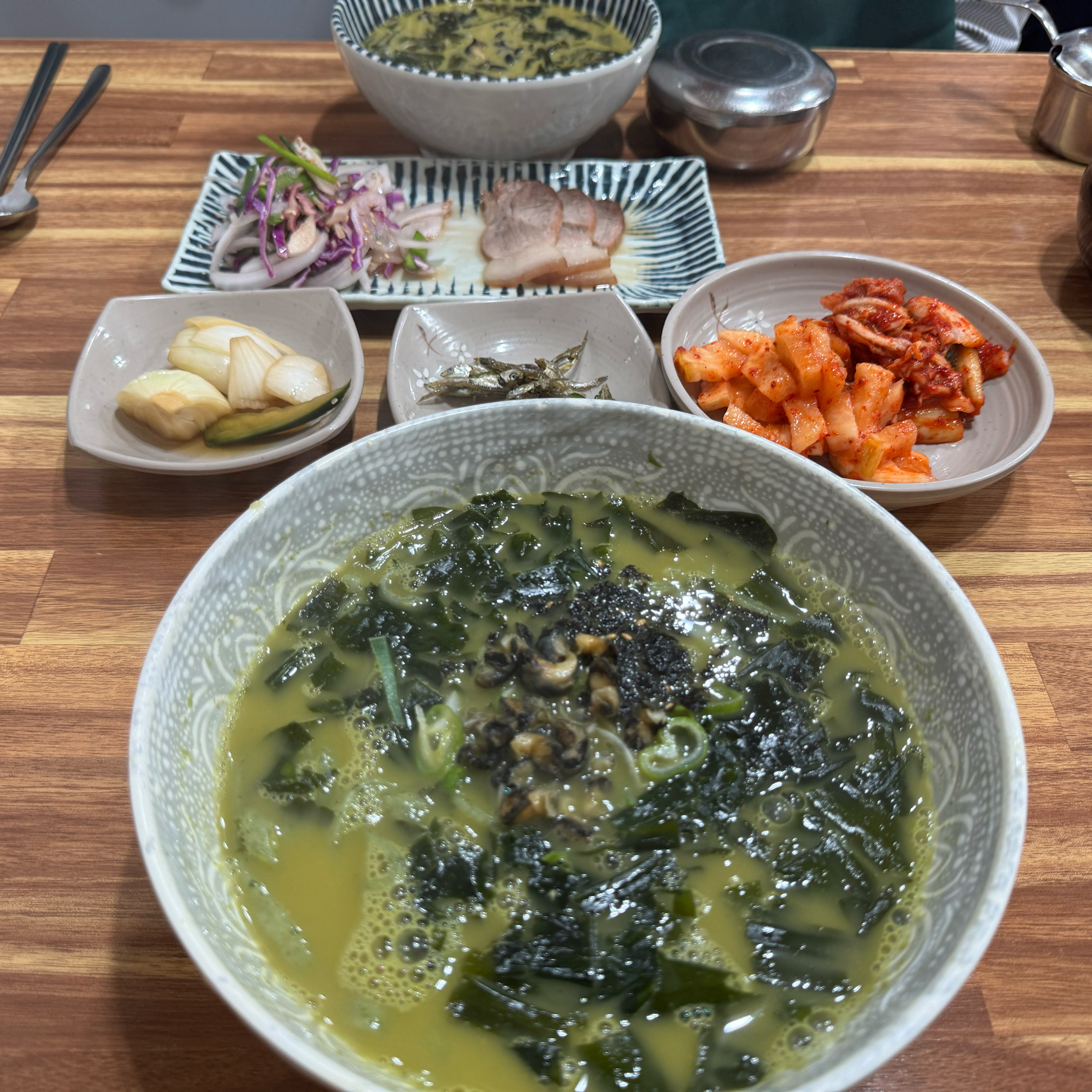 음식이 진하고 너무 맛있네요 - 제주 맛집 신제주보말칼국수 제주본점