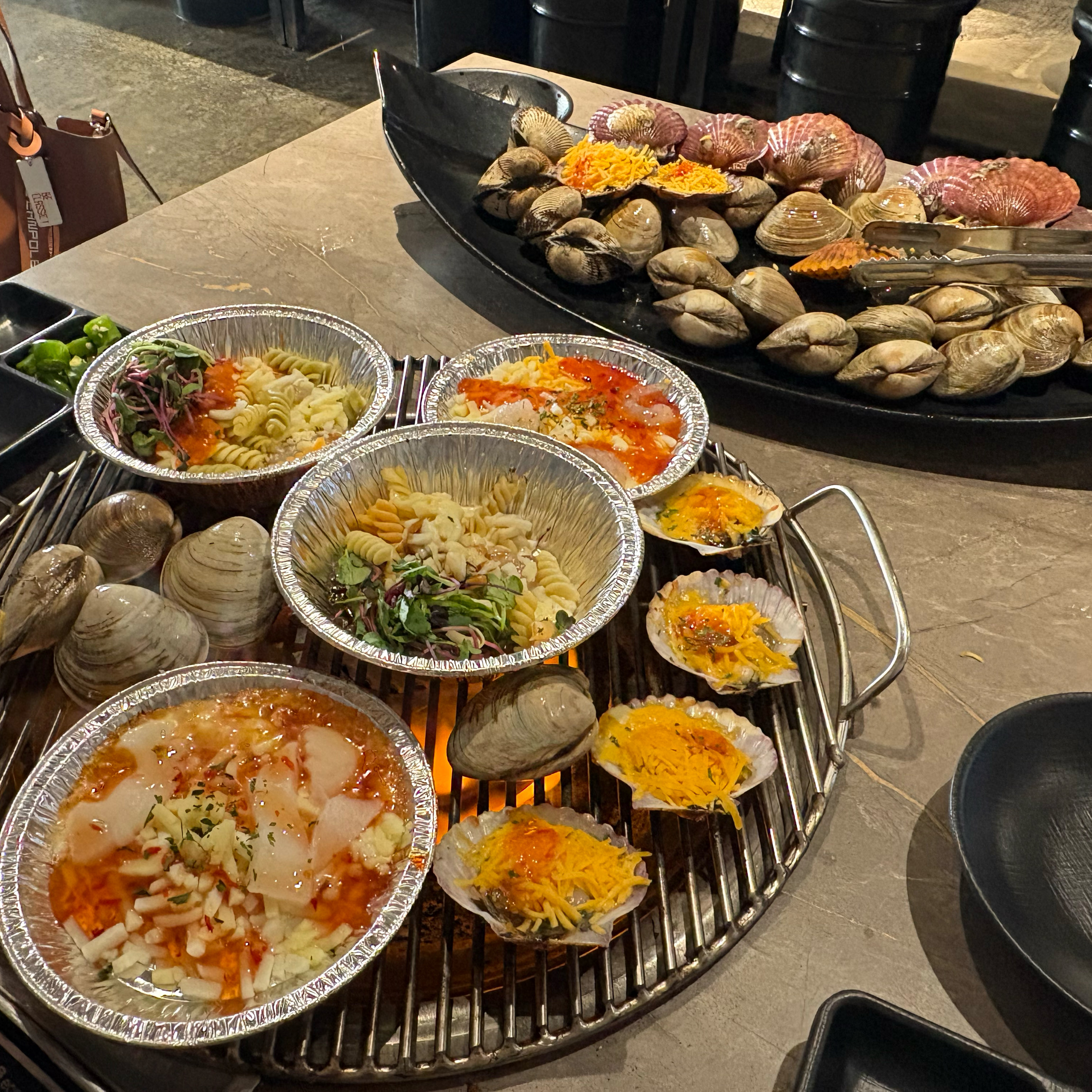 조개도 너무 맛있고, 이층 창가 풍경도 너무 좋고, 직원분들도 친절하세요 오랜만에 놀러와서