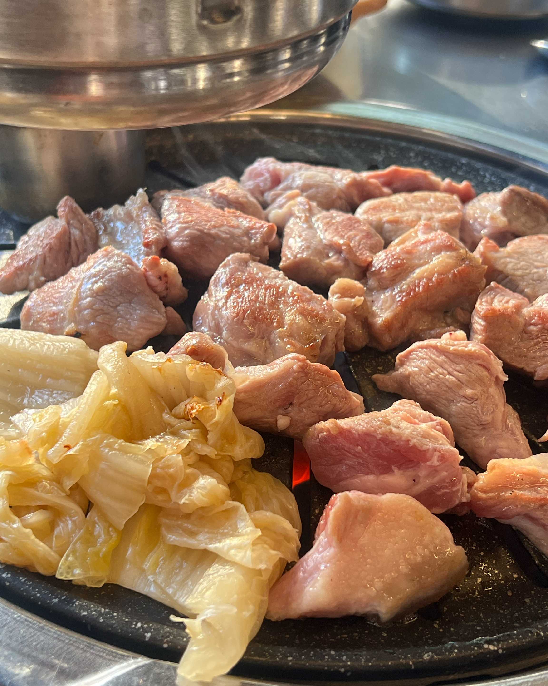 다구워주셔서 너무 편해요!! 흑돼지도 입에서 살살 녹습니당 ㅎㅎㅎ 안알아보고왔는데 흑돼지 