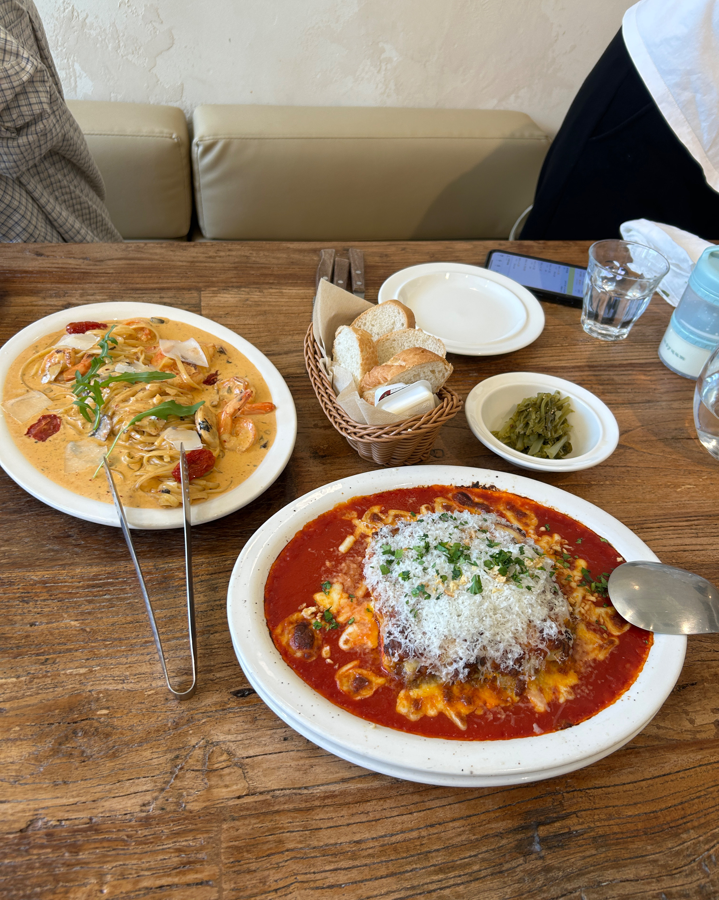 아이 둘이랑 어른 셋 갔는데 창가 자리 앉으니 유모차 태워두고 먹기 좋았어요 ! 맛있고 분