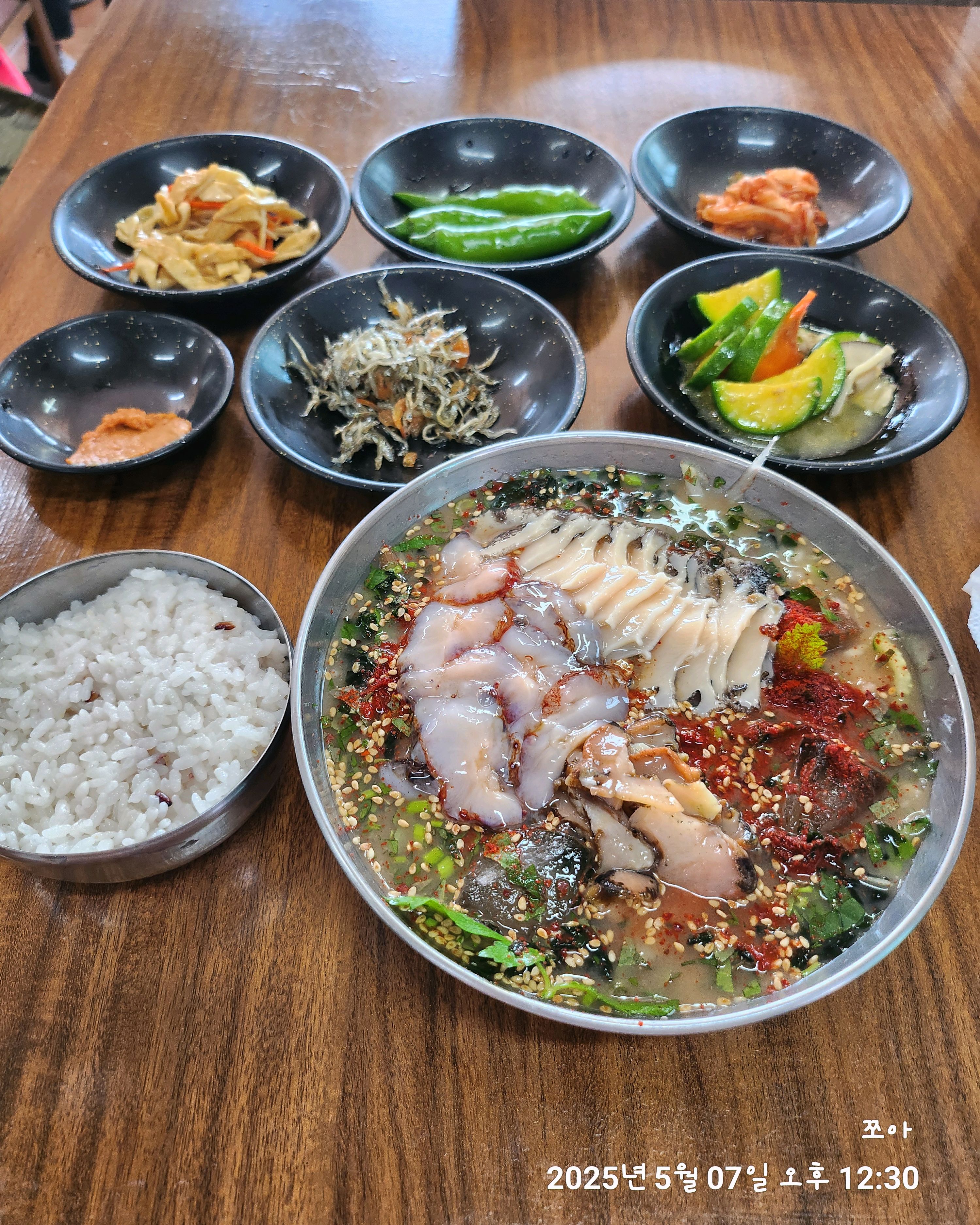물회전문점입니다. 종류가 정말 많아요 - 제주 맛집 공천포식당