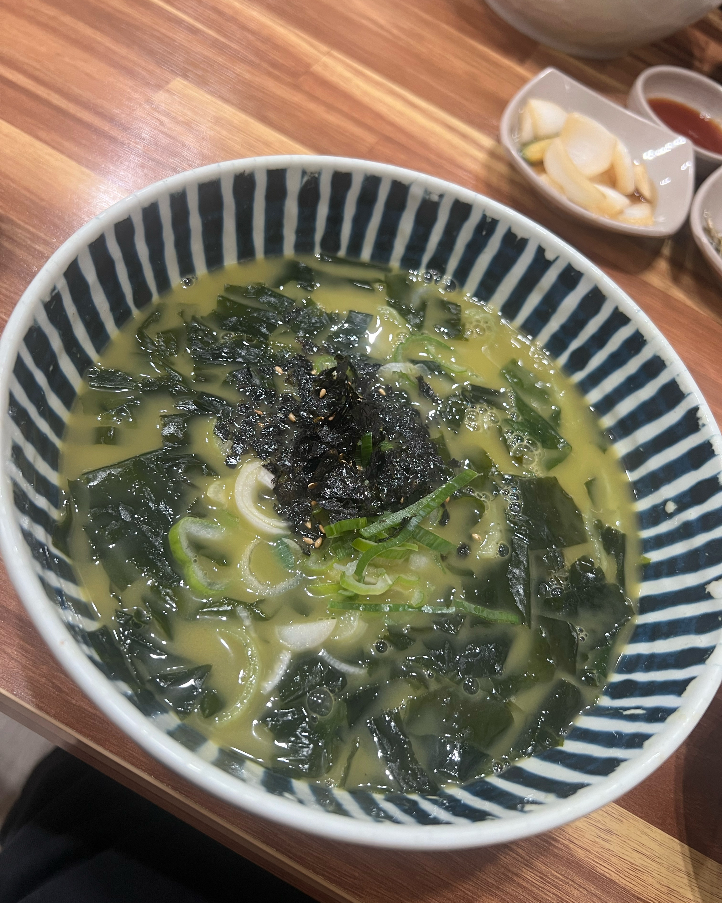 너무 맛있어요! 면도 쫄깃하구 만두도 맛있네요!!! 다음에 제주도 오면 또 와야할 것 같아