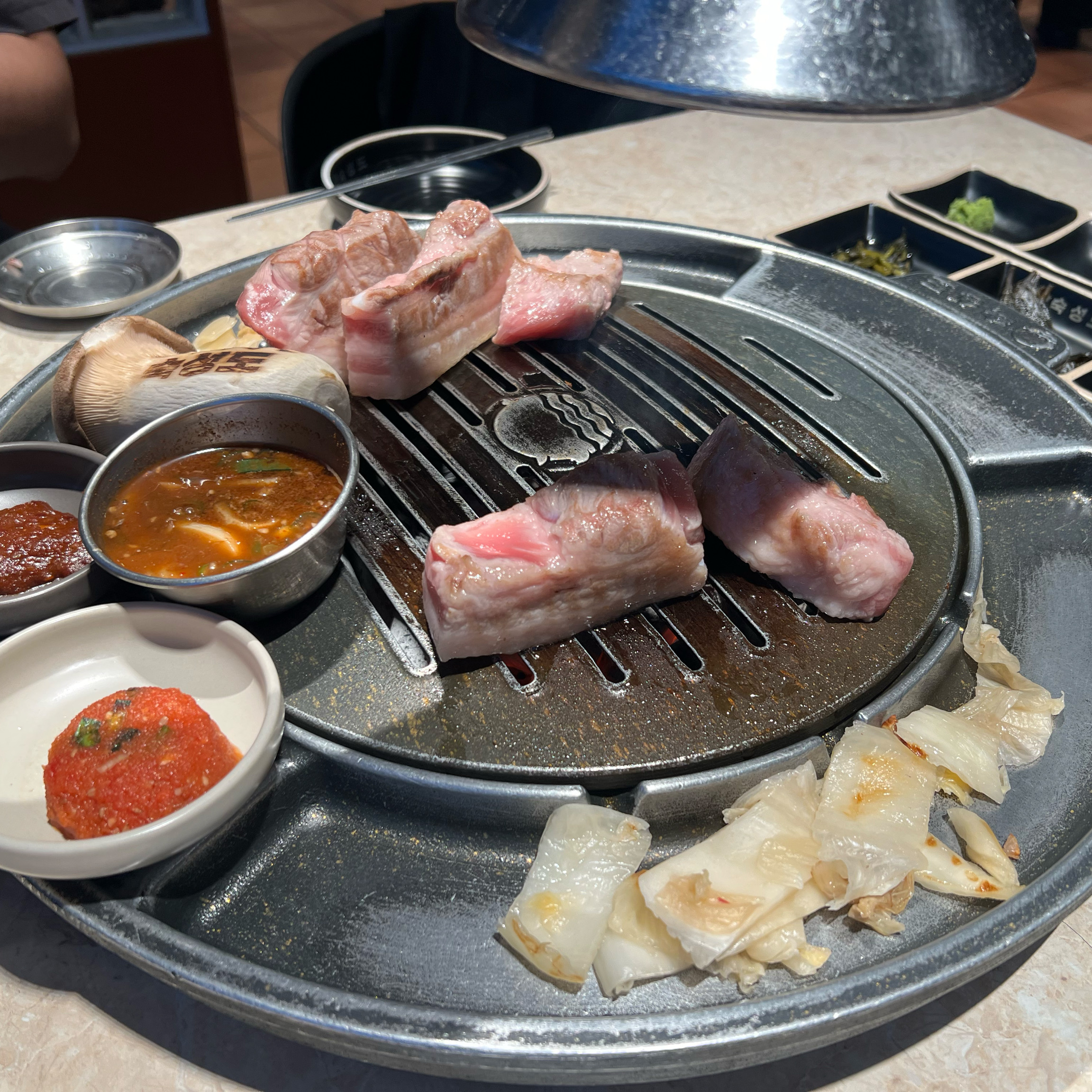 고기 진짜 맛있어요! 화장실도 깨끗하고 직접 구워주셔서 편히 잘 먹었네요! 근데 계산하려고