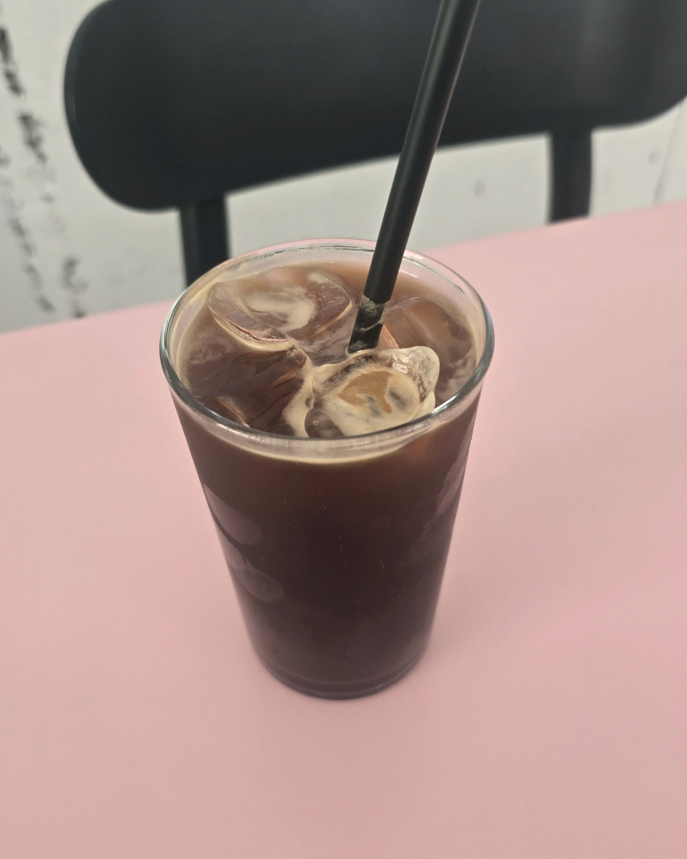 매장 직원 불친절해요. 손님이 와도 인사 안해요. 커피맛 보통이예요. - 대구 맛집 바우트