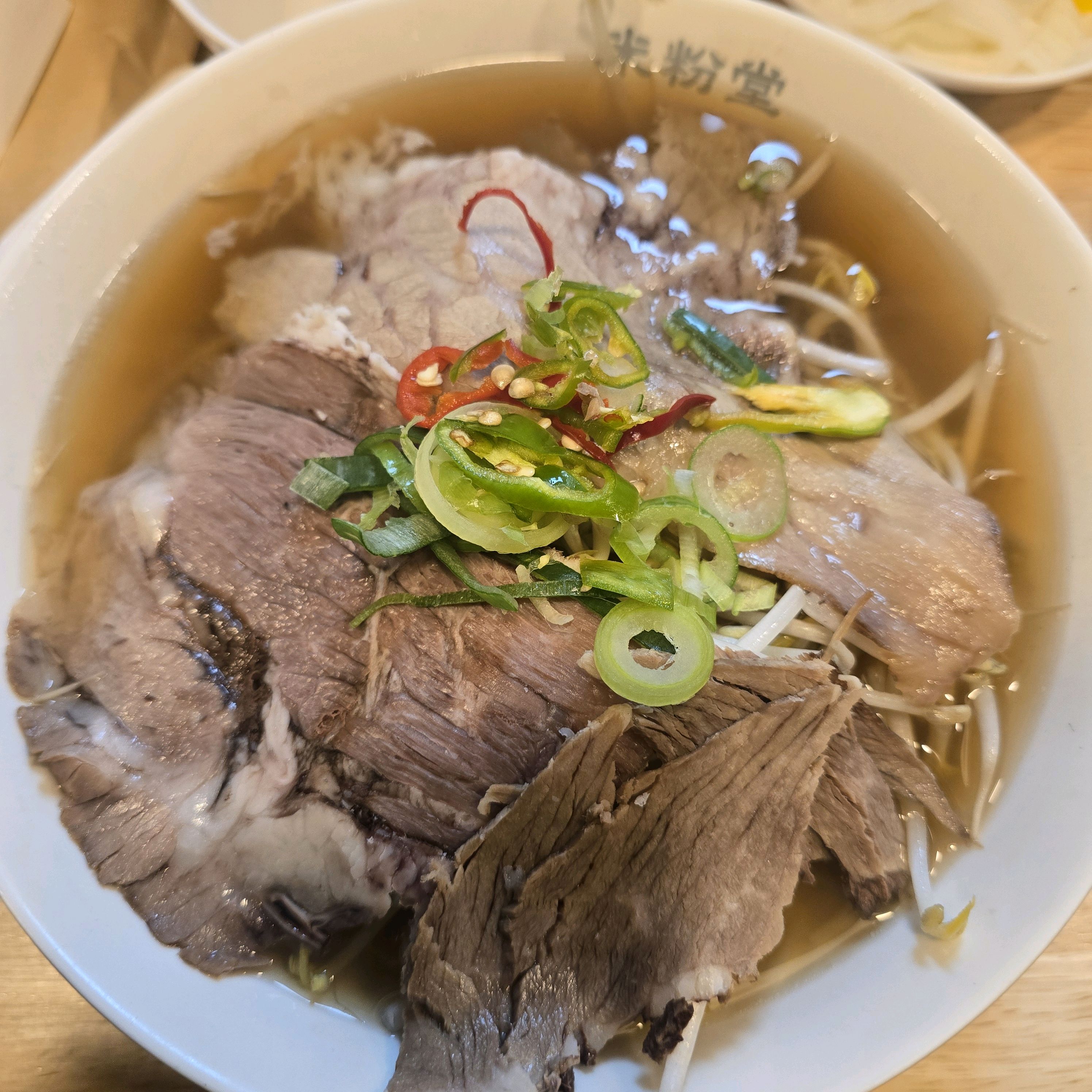 고기 한 점 한 점이 입안에서 부드럽게 풀어지고, 담백한 육수는 깊고 깔끔한 맛이 일품이었