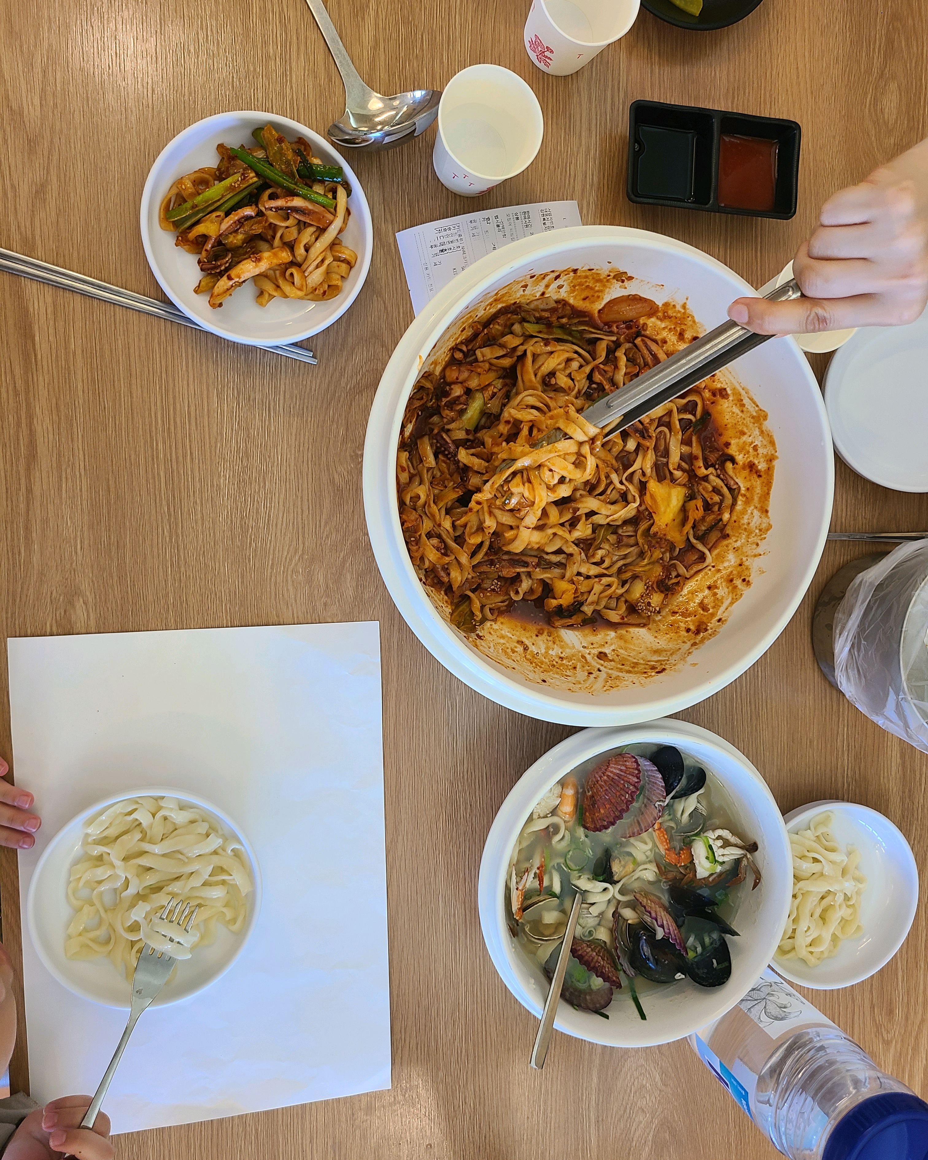 강릉 와서 해물칼국수랑 오징어비빔칼국수 먹었는데, 진짜 제대로 한 끼 했어요. 원래 해물칼