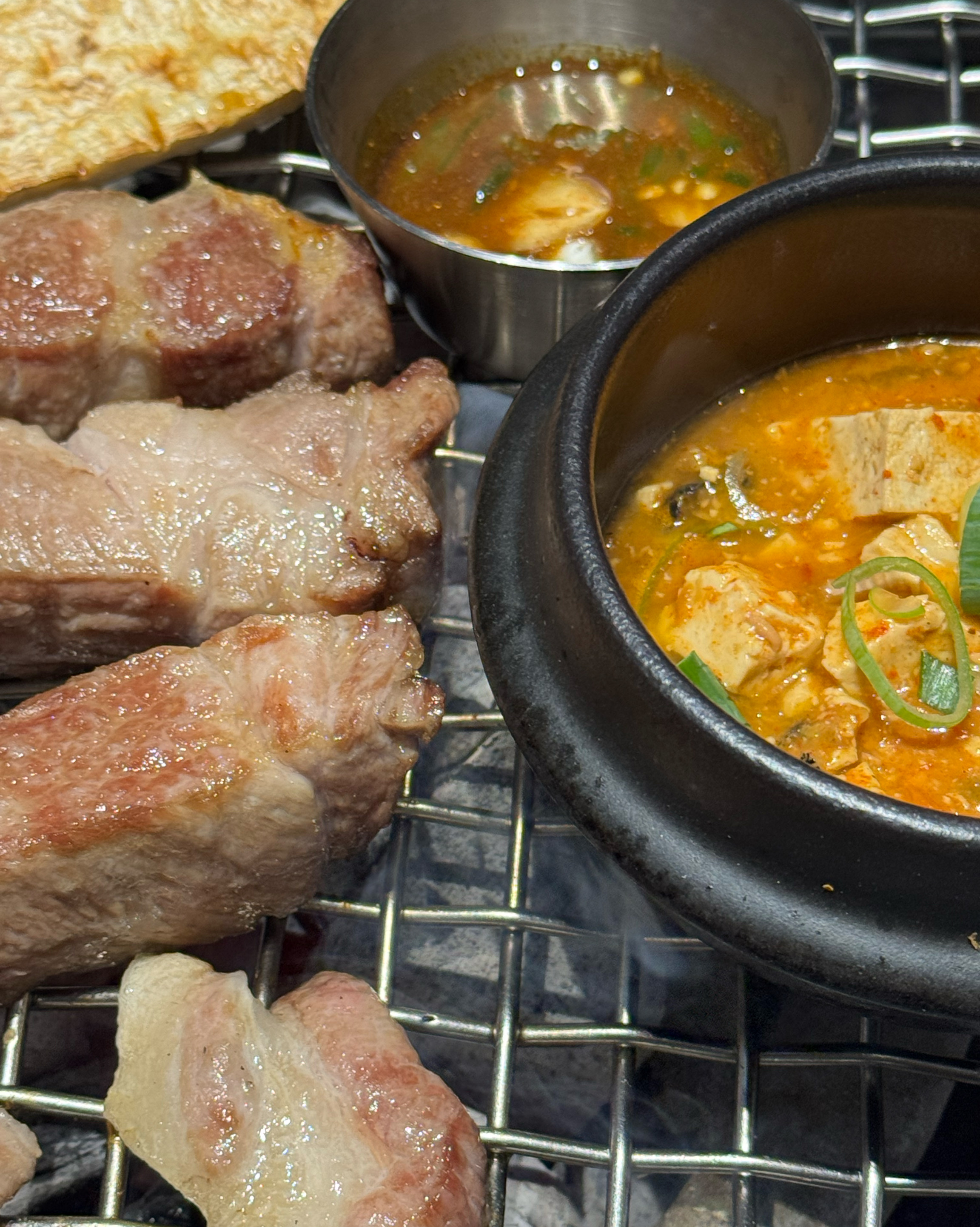 회식하러왔는데 고기도 직접 구워줘서 좋습니다요!! 맥주도 굉장히 시원해서 너무 맛있어요ㅠㅠ