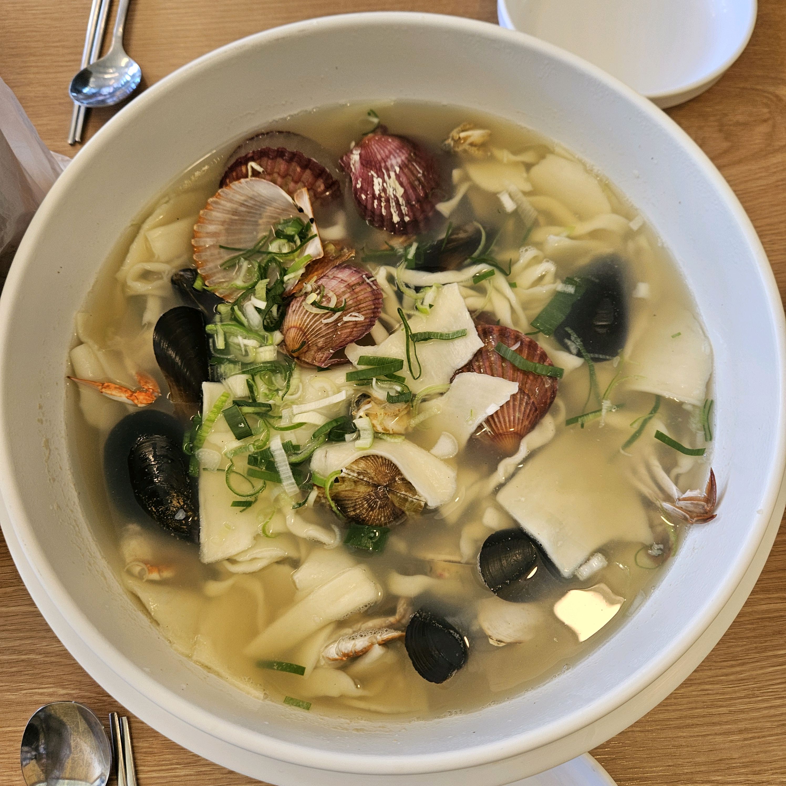 양도 푸짐하고 맛있어요! 감자채전도 완전 바삭하고 맛있고 칼제비도 시원하고 맛있어요 매장